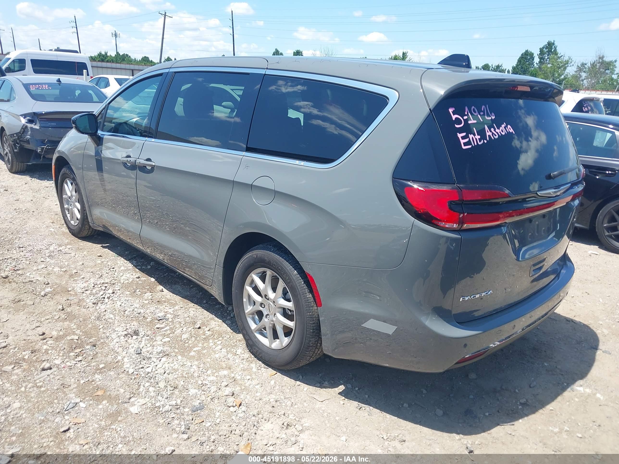 CHRYSLER PACIFICA image 3