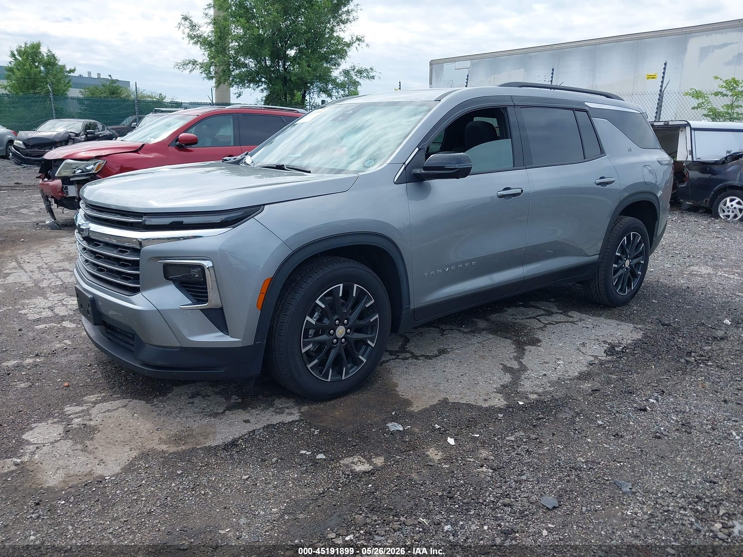 CHEVROLET TRAVERSE image 2