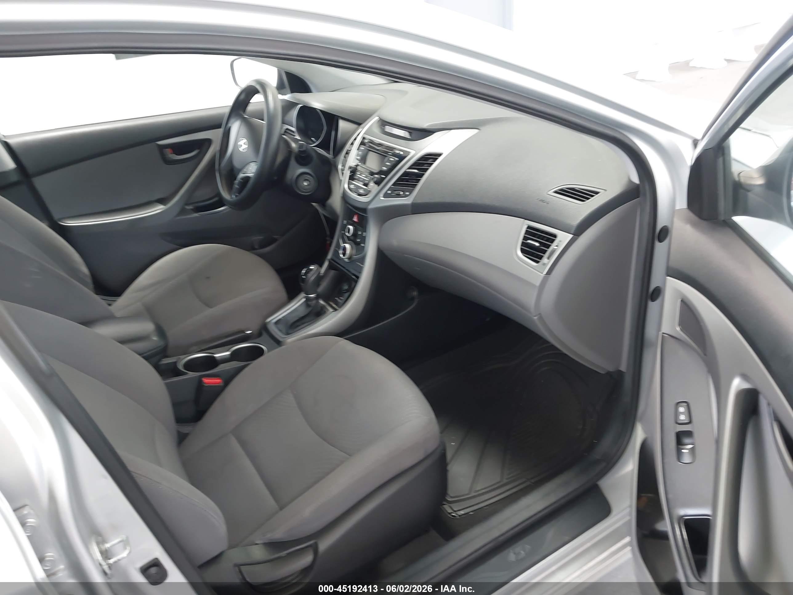 HYUNDAI ELANTRA image 5