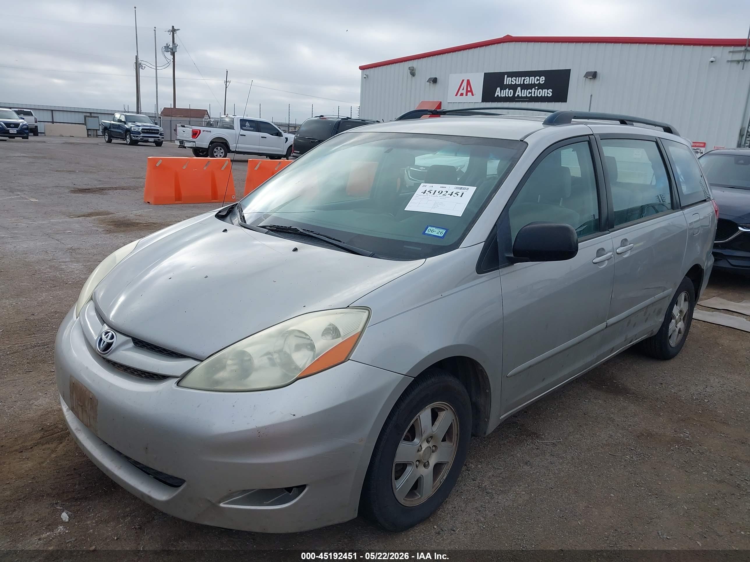 TOYOTA SIENNA image 2
