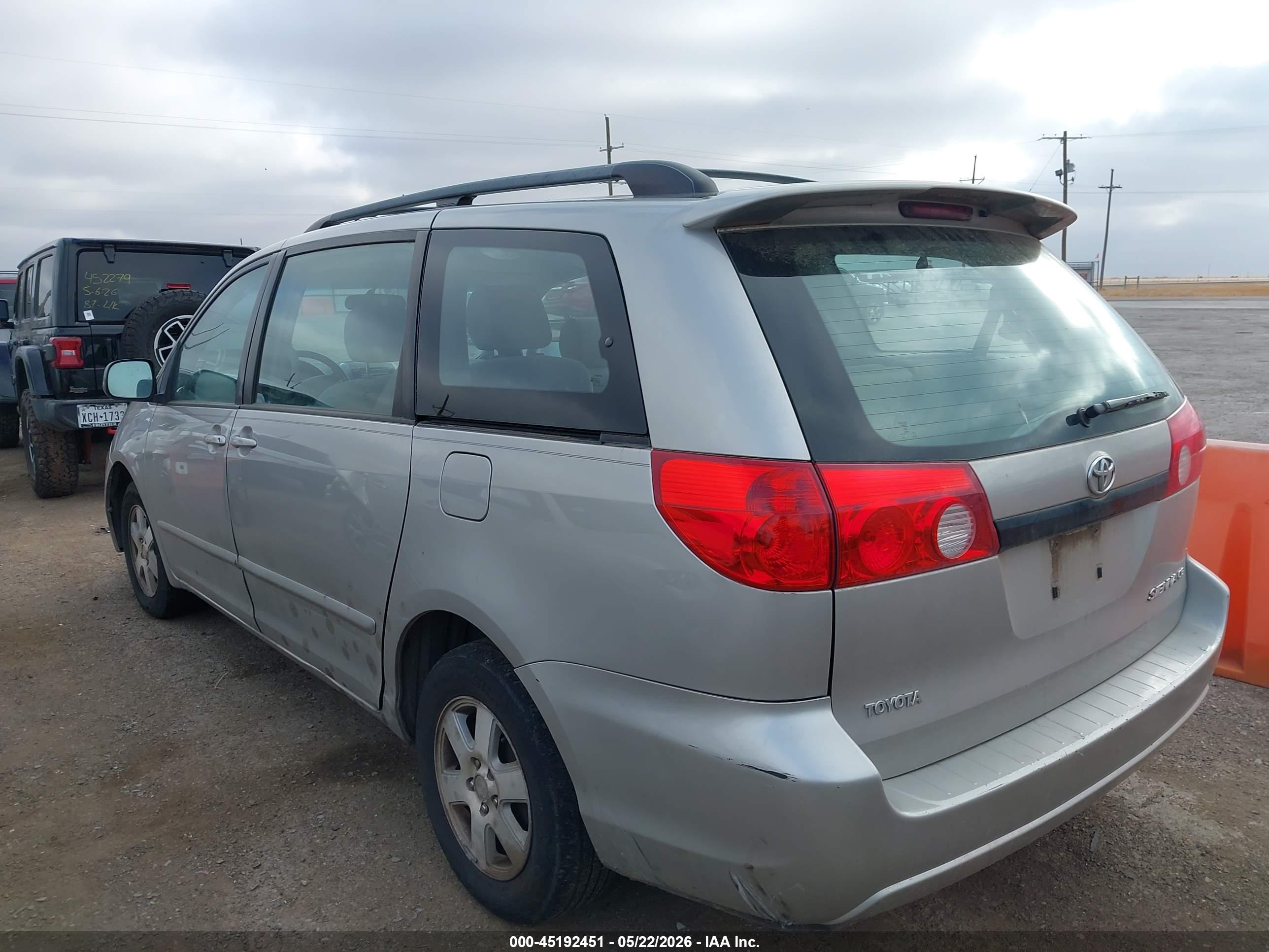 TOYOTA SIENNA image 3