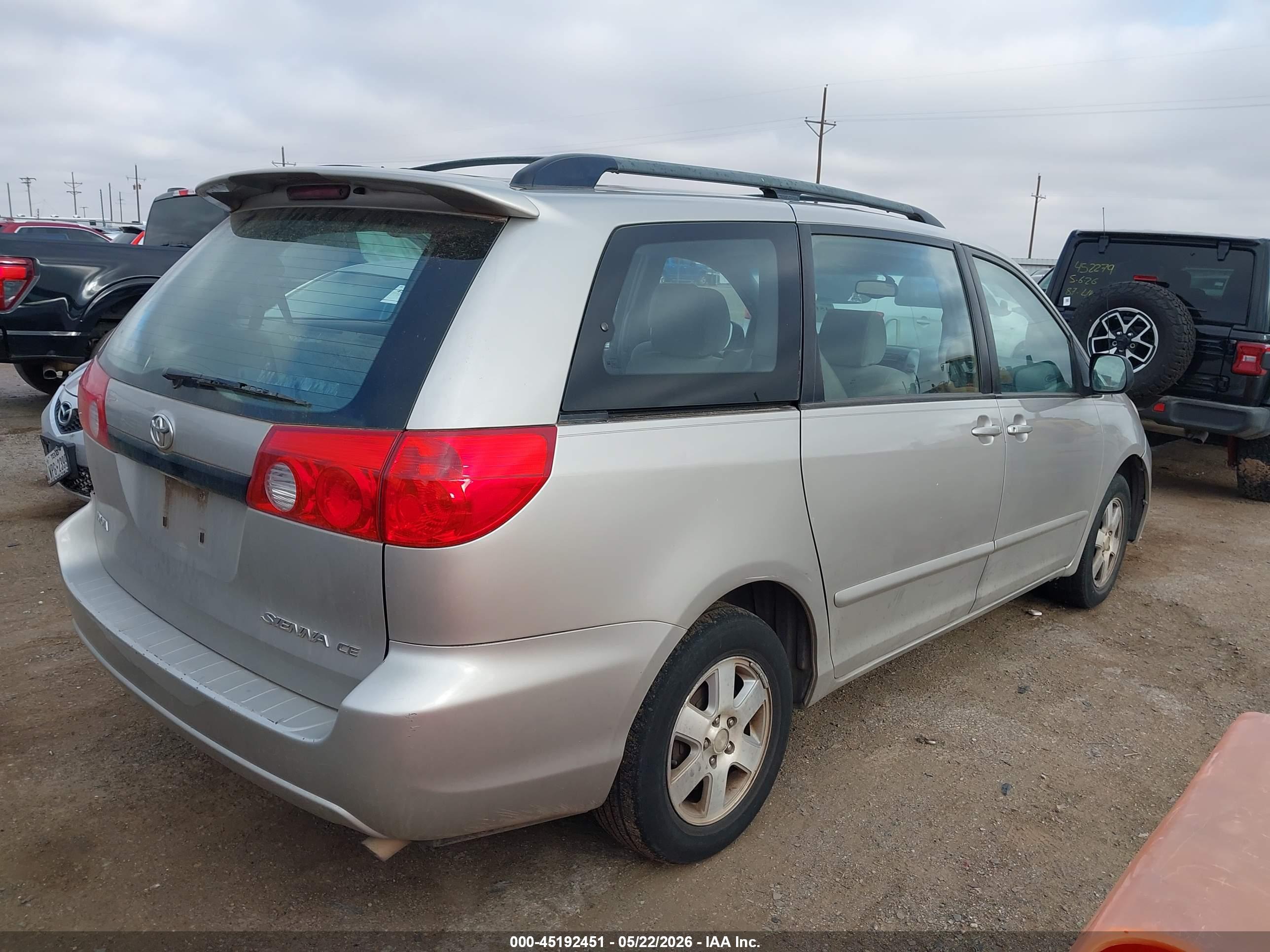 TOYOTA SIENNA image 4