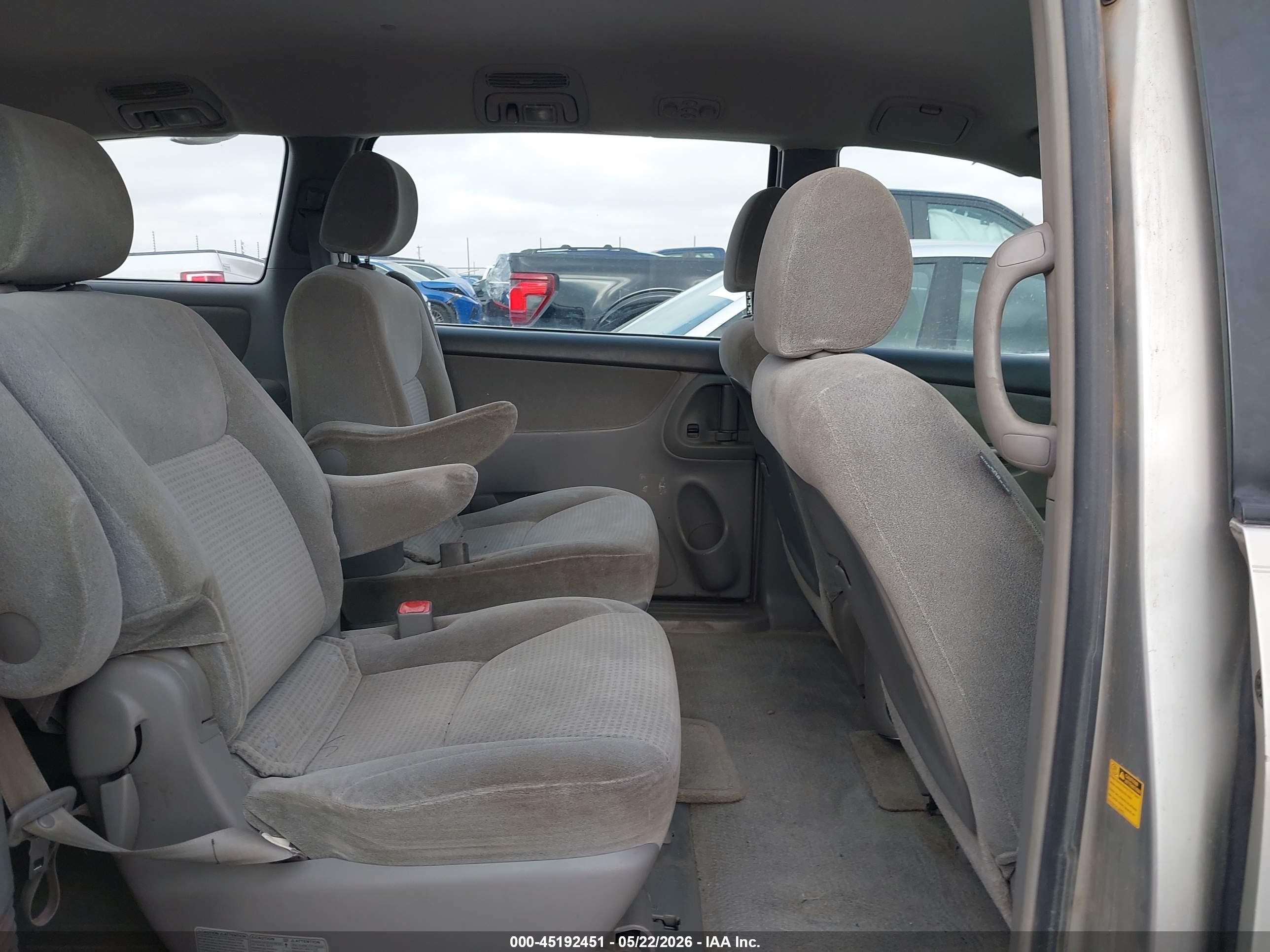 TOYOTA SIENNA image 8