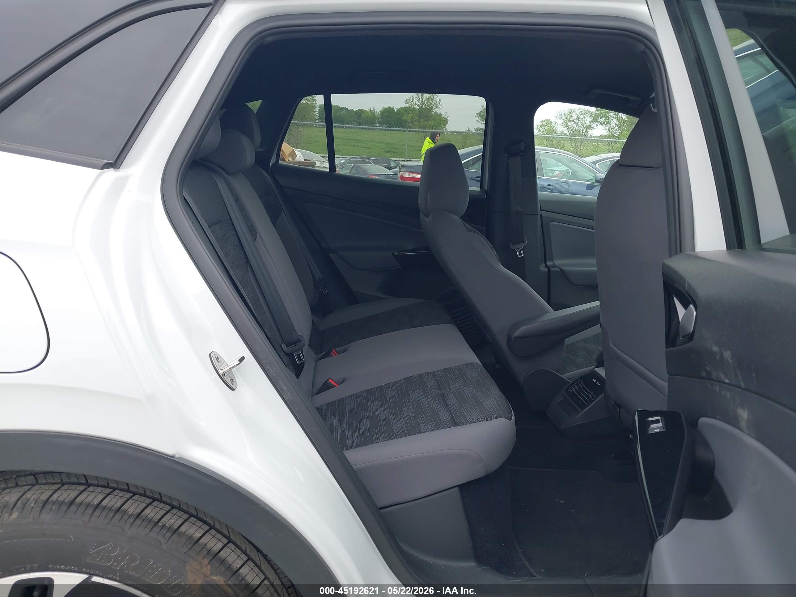 VOLKSWAGEN ID.4 image 8