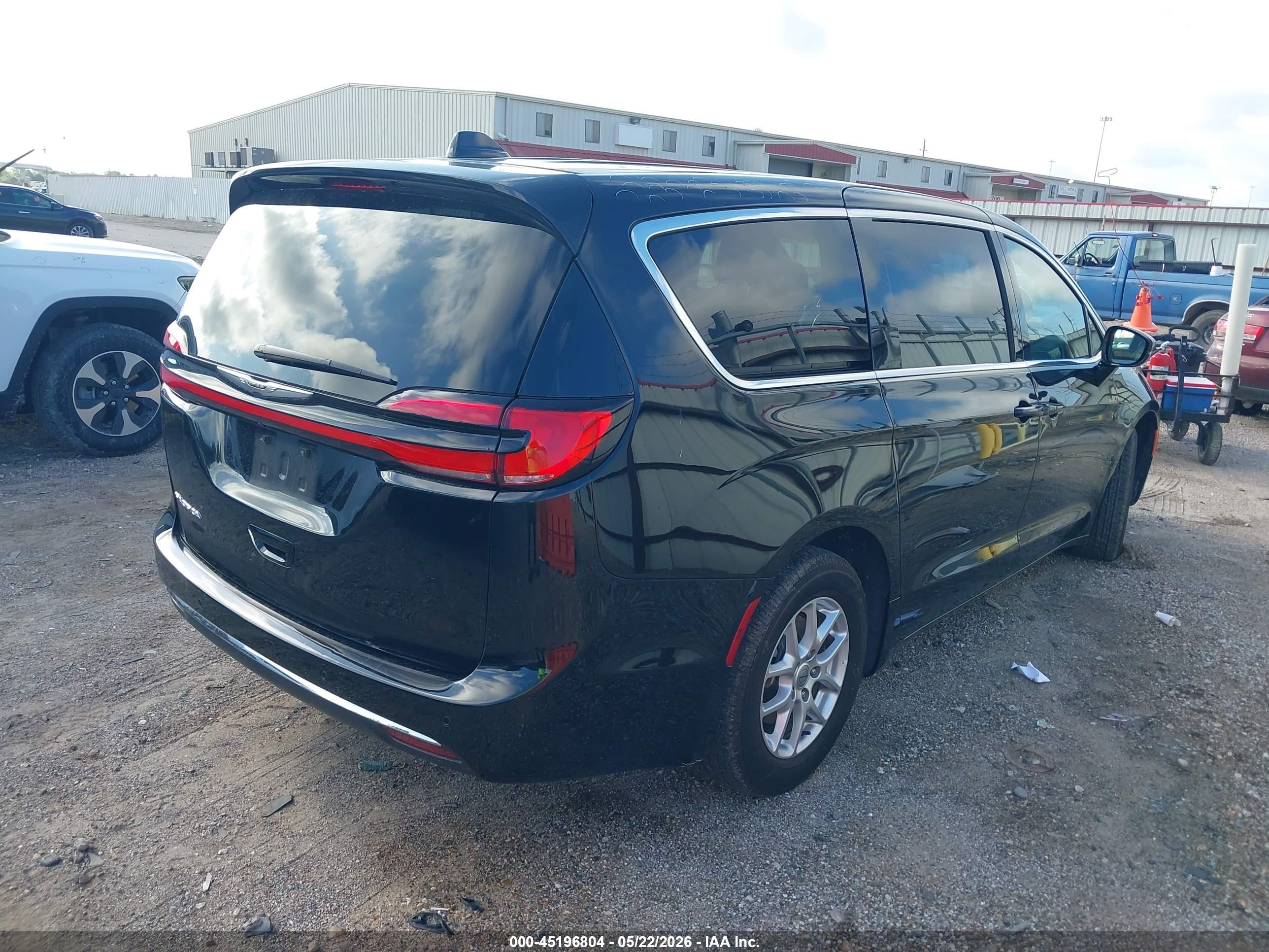 CHRYSLER PACIFICA image 4