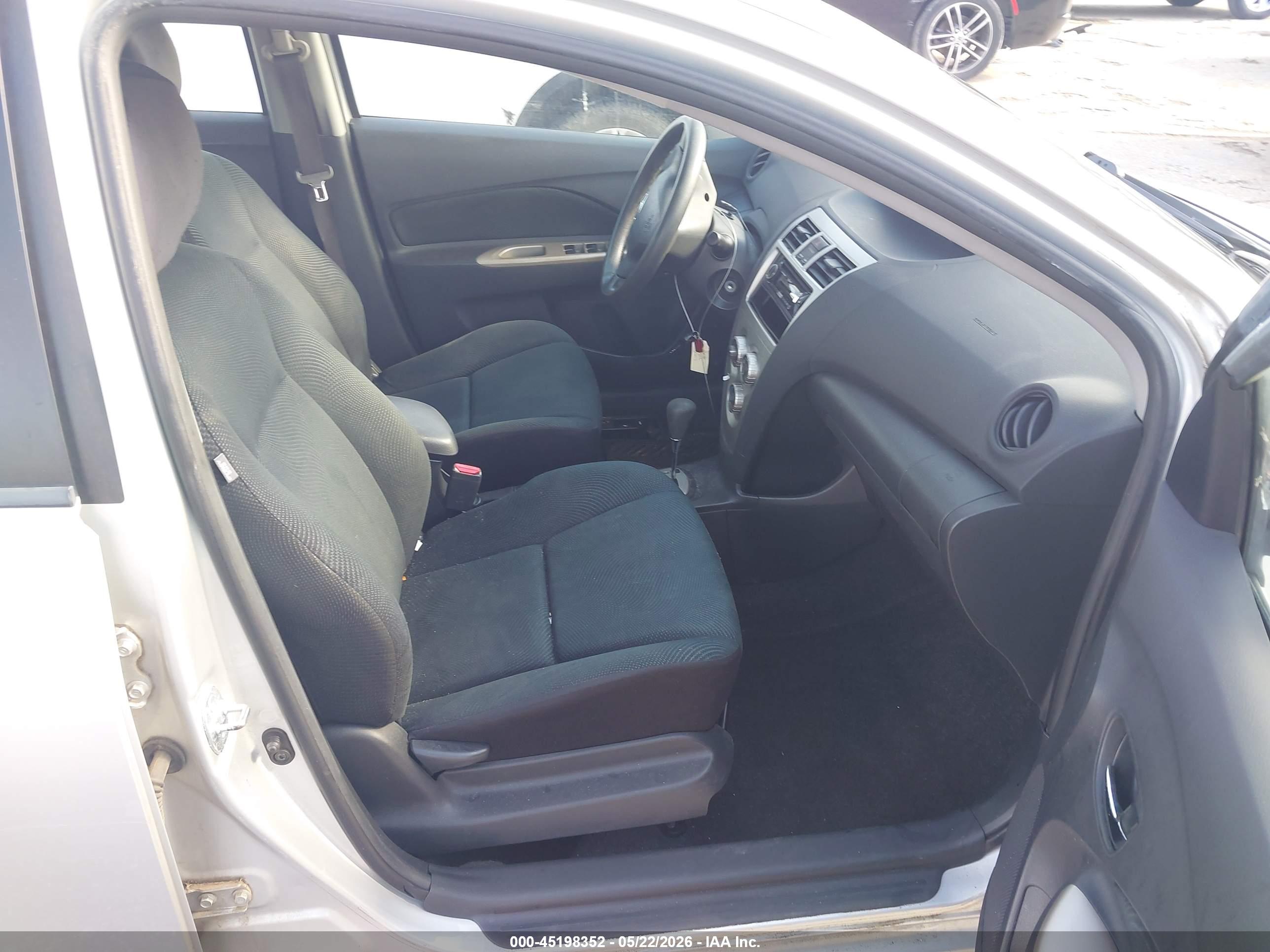 TOYOTA YARIS image 5