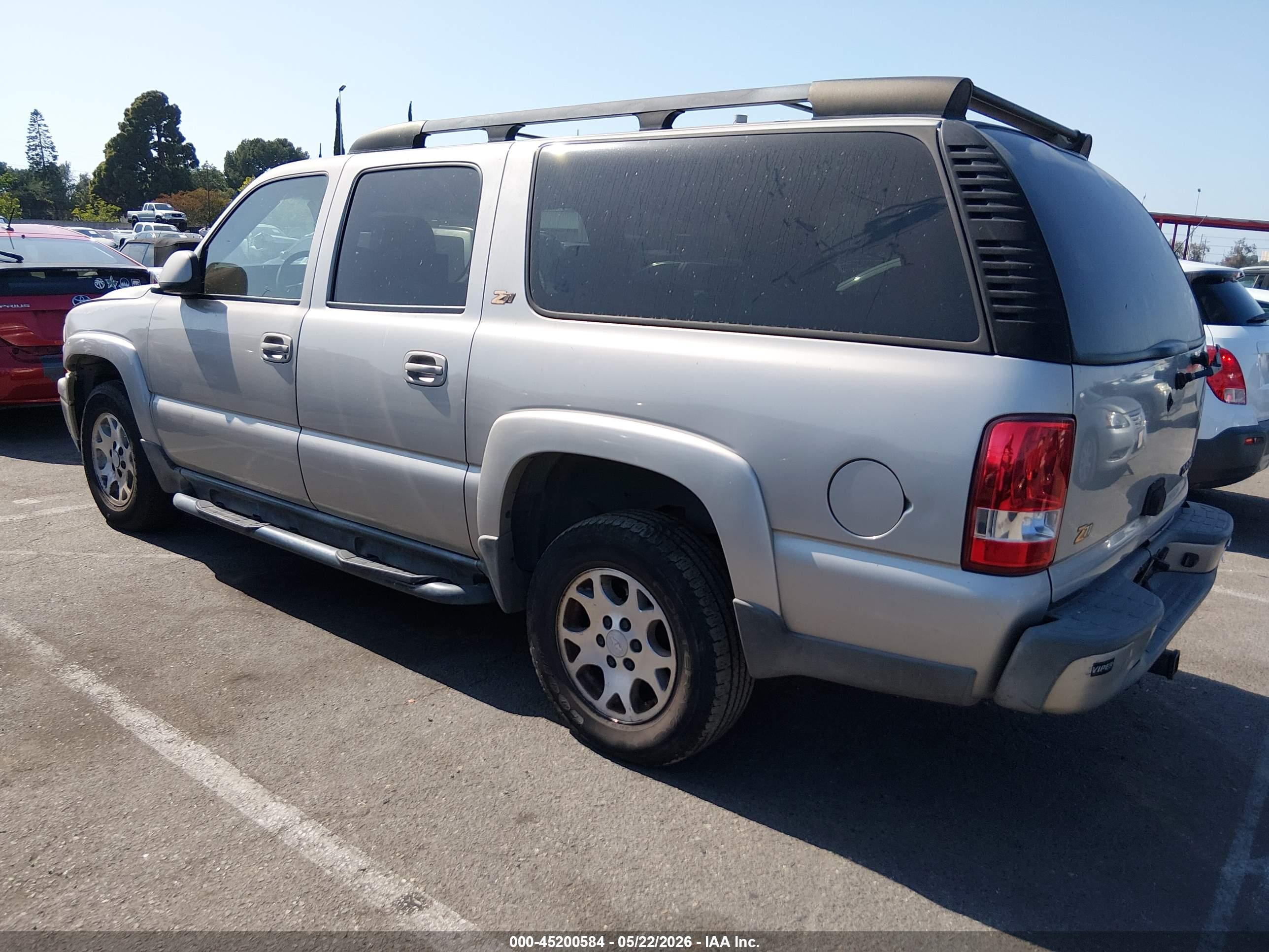 CHEVROLET SUBURBAN image 3