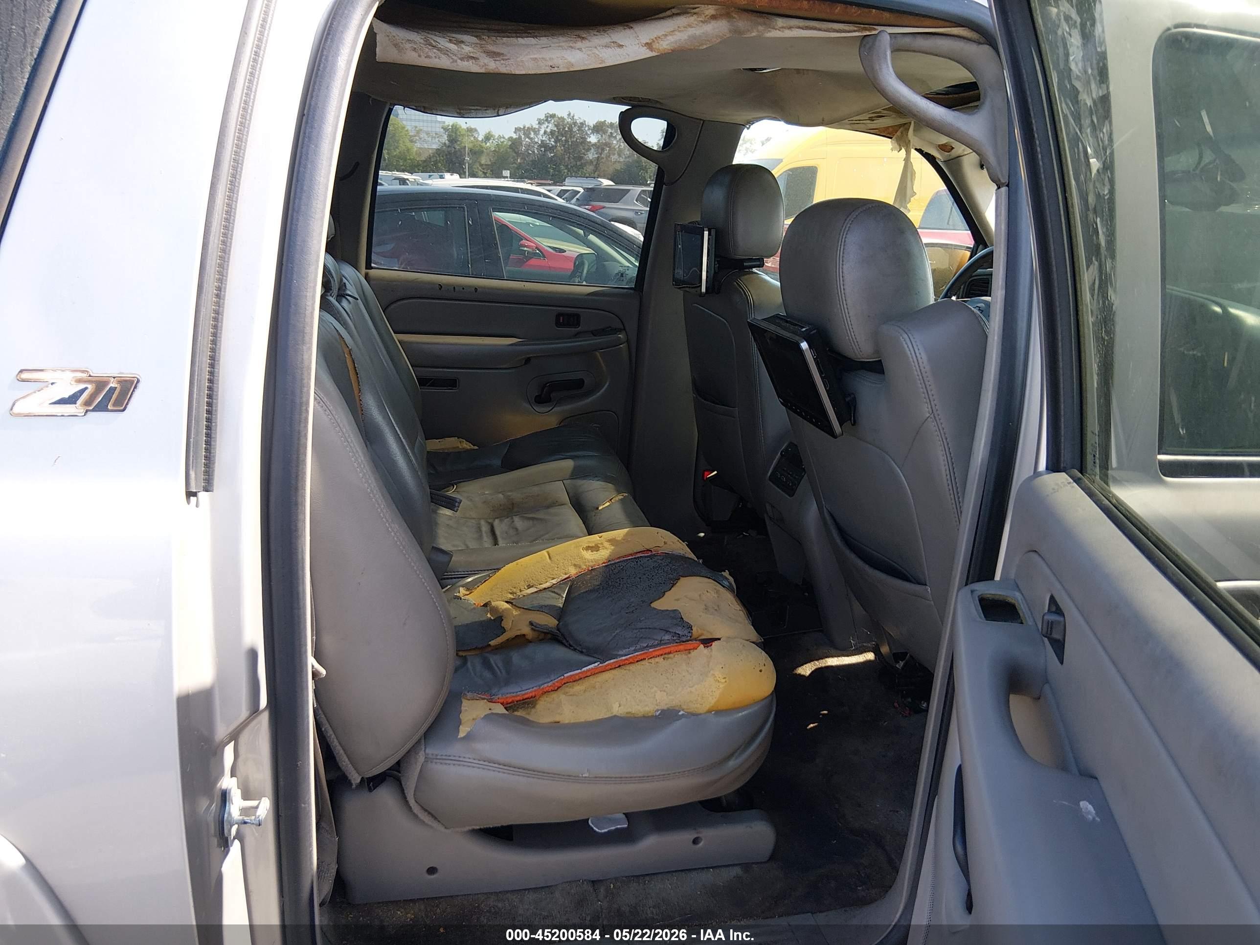 CHEVROLET SUBURBAN image 8