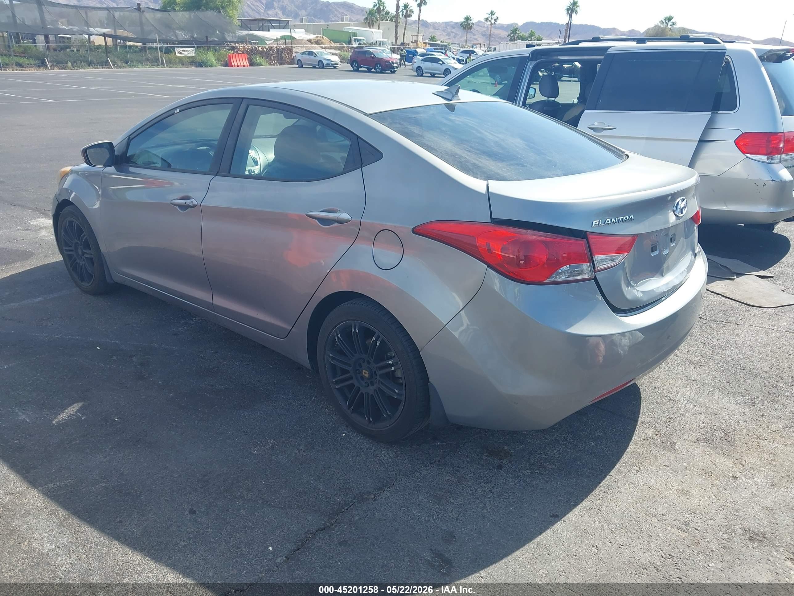 HYUNDAI ELANTRA image 3