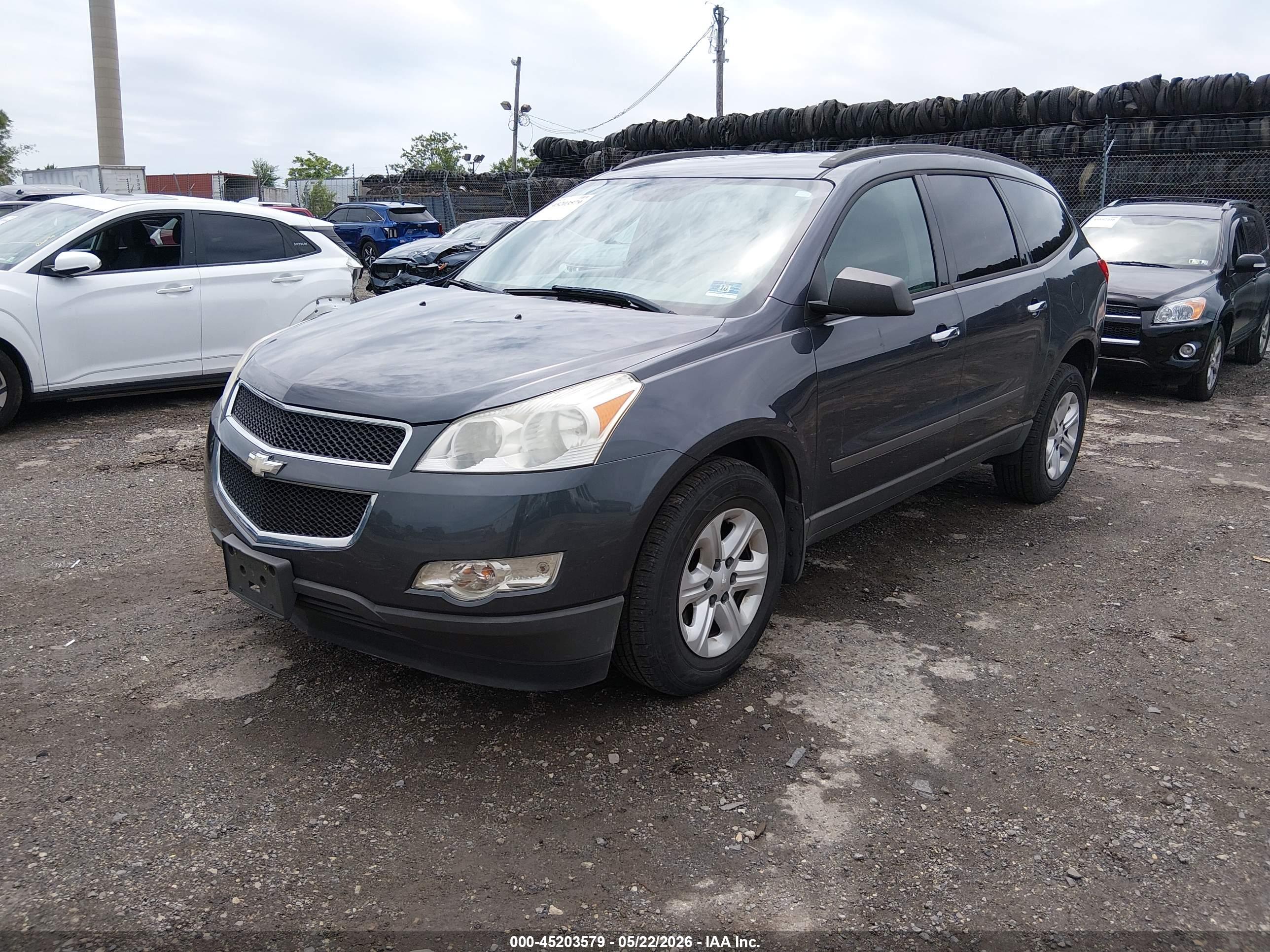 CHEVROLET TRAVERSE image 2
