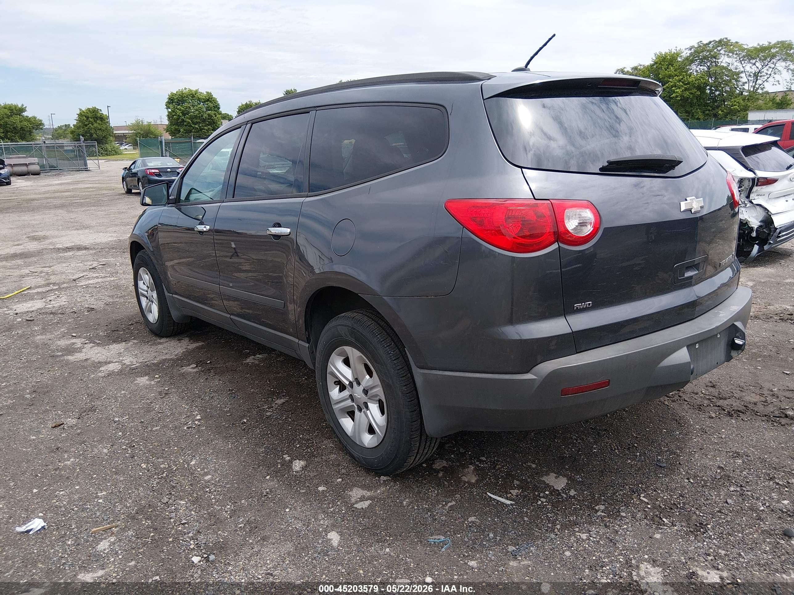 CHEVROLET TRAVERSE image 3
