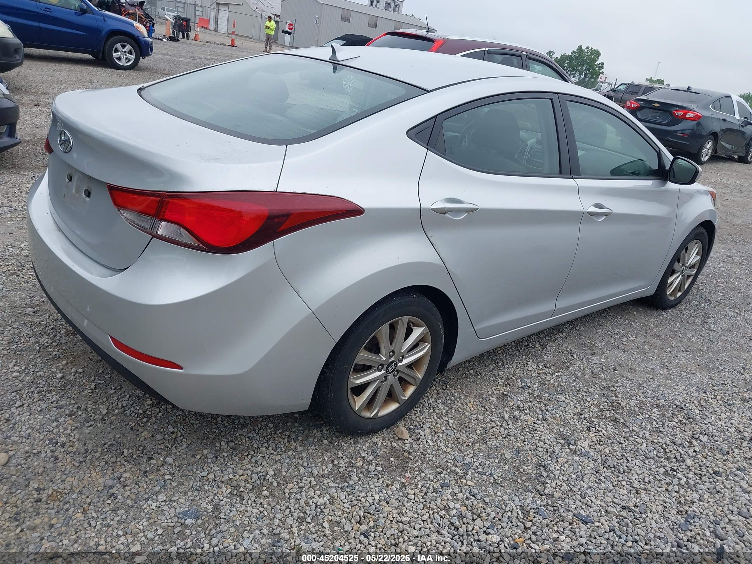 HYUNDAI ELANTRA image 4