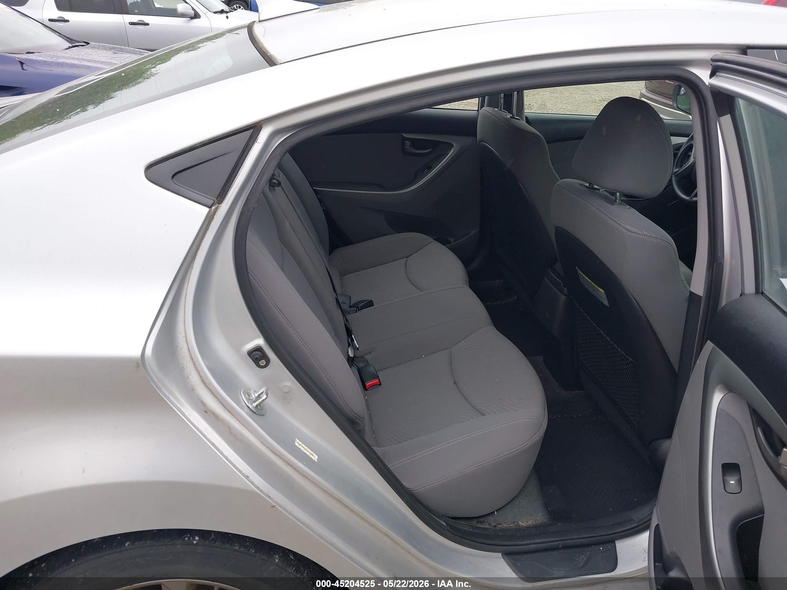 HYUNDAI ELANTRA image 8
