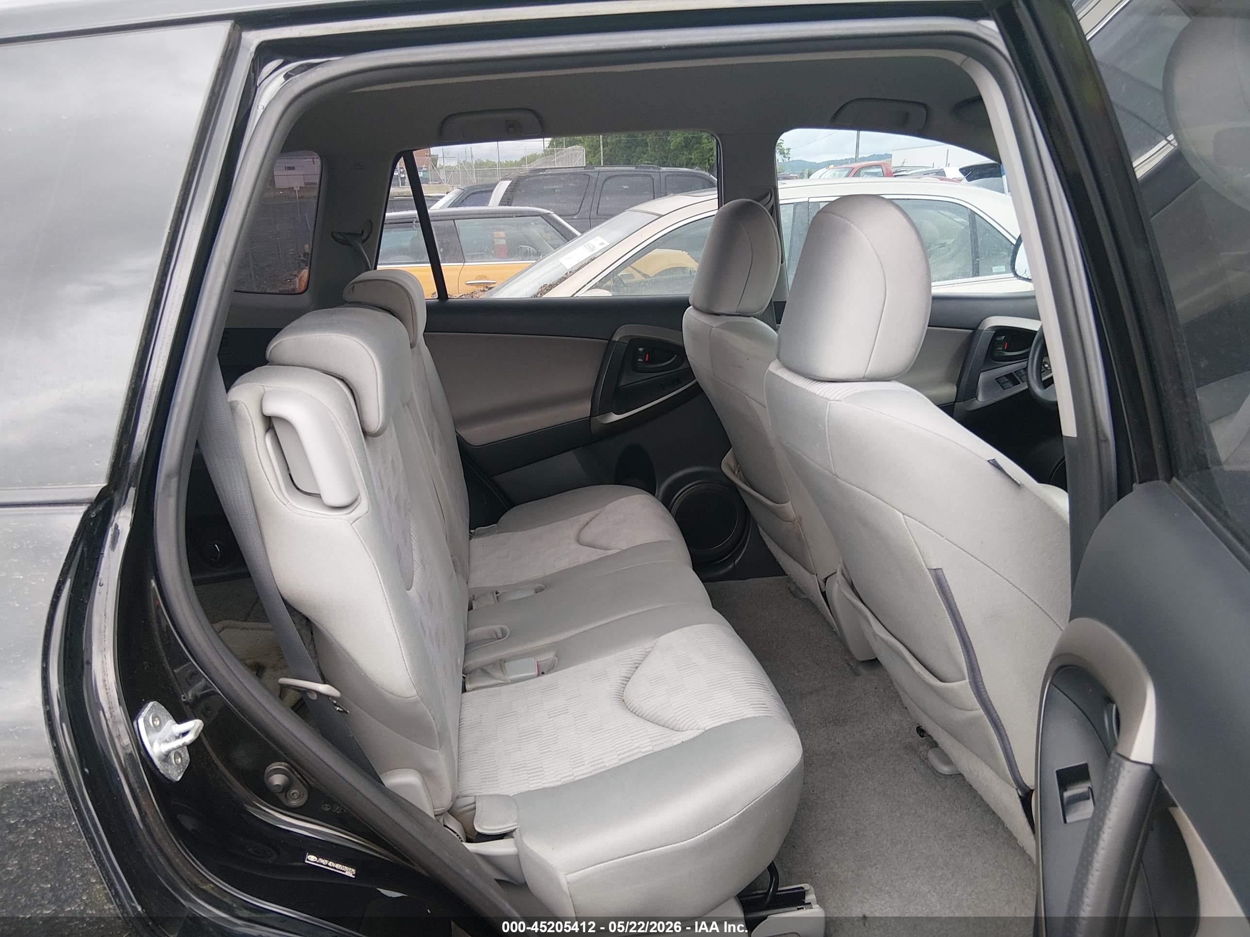 TOYOTA RAV4 image 8