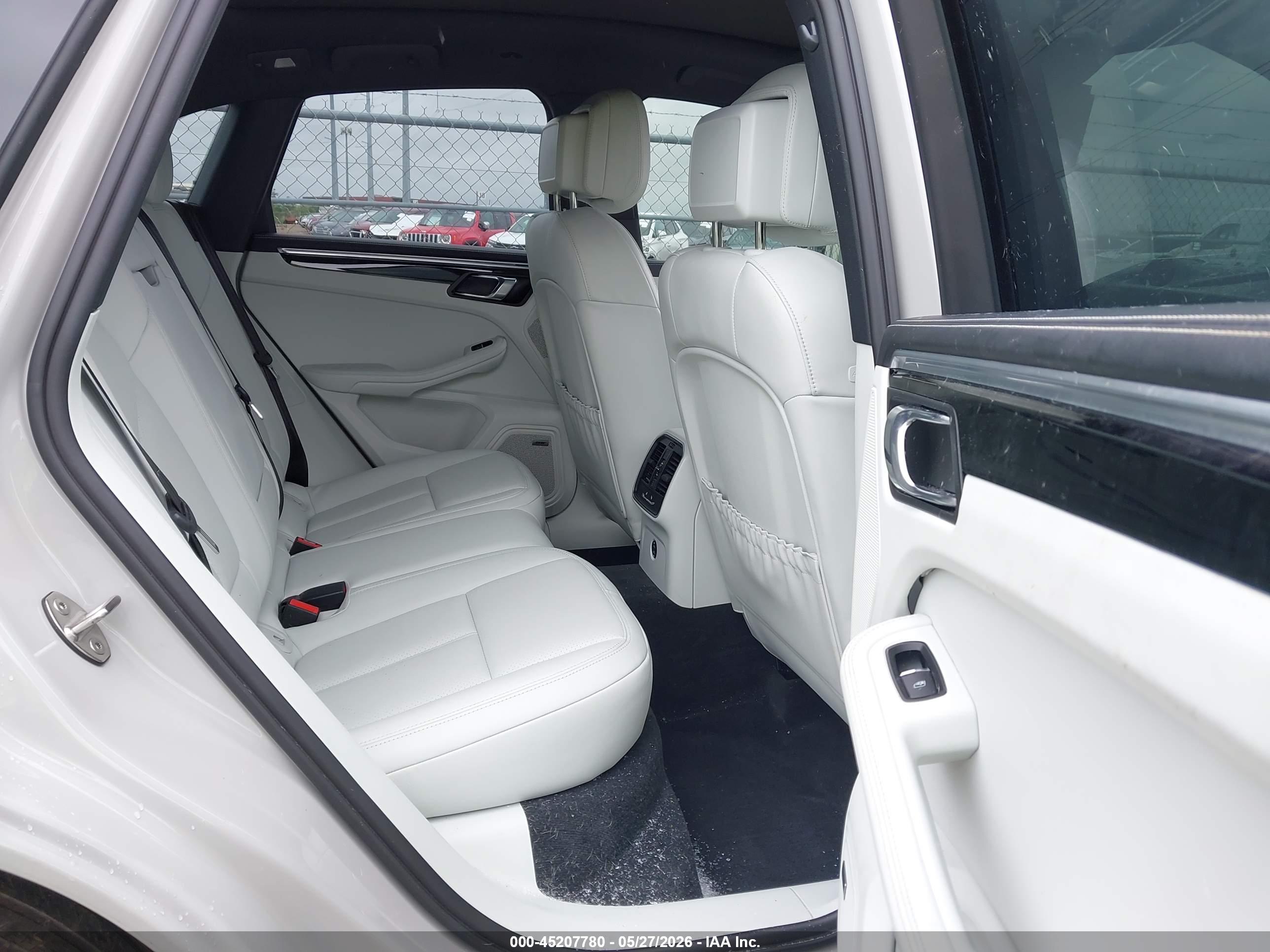PORSCHE MACAN image 8