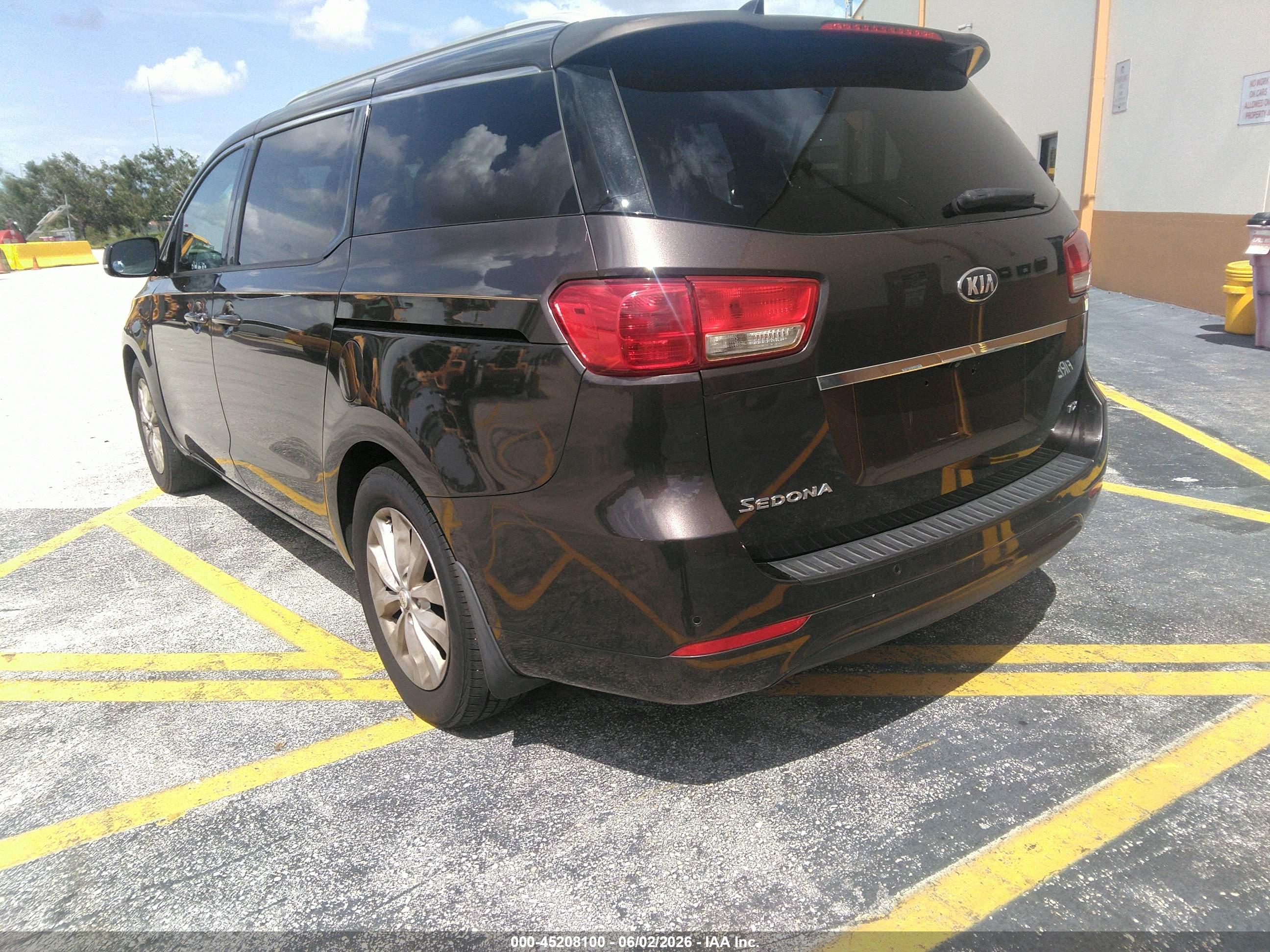 KIA SEDONA image 3