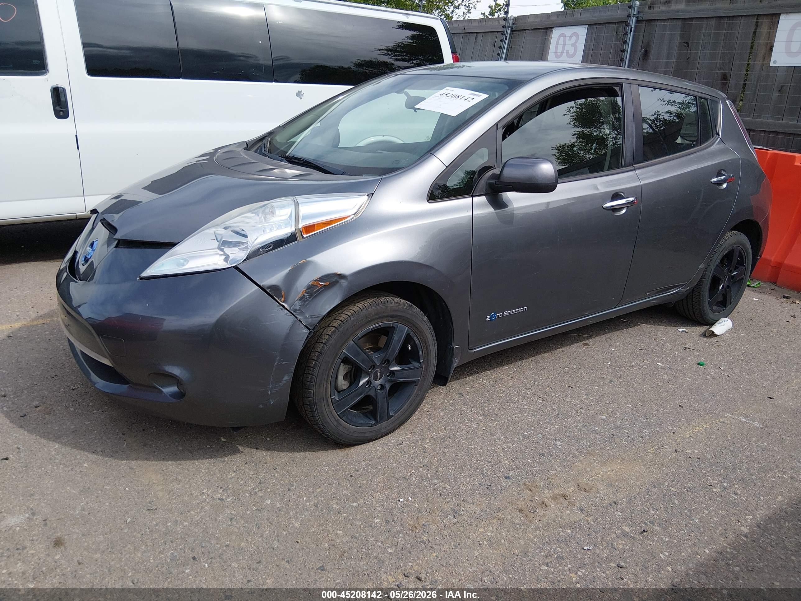 NISSAN LEAF image 2