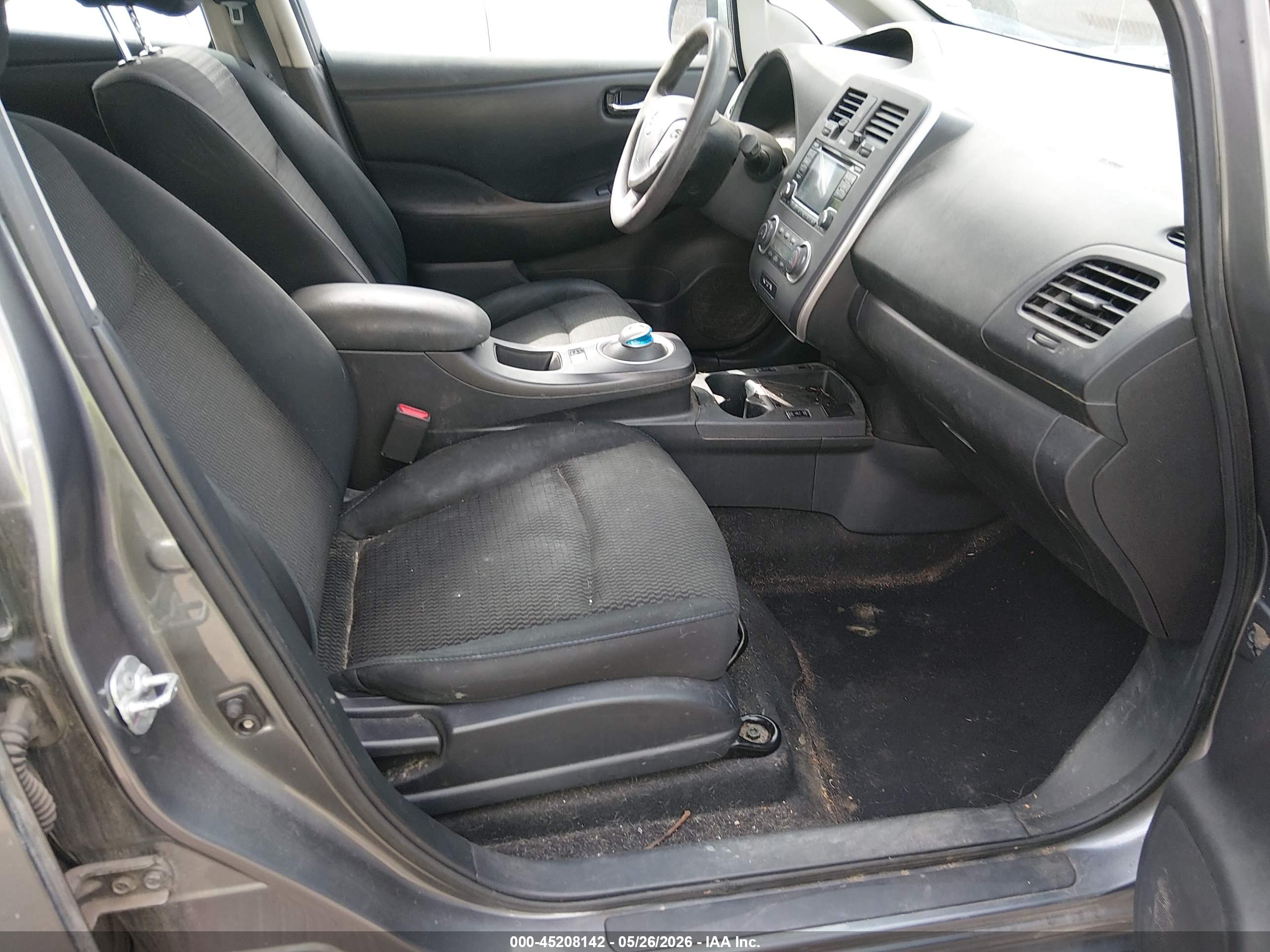 NISSAN LEAF image 5
