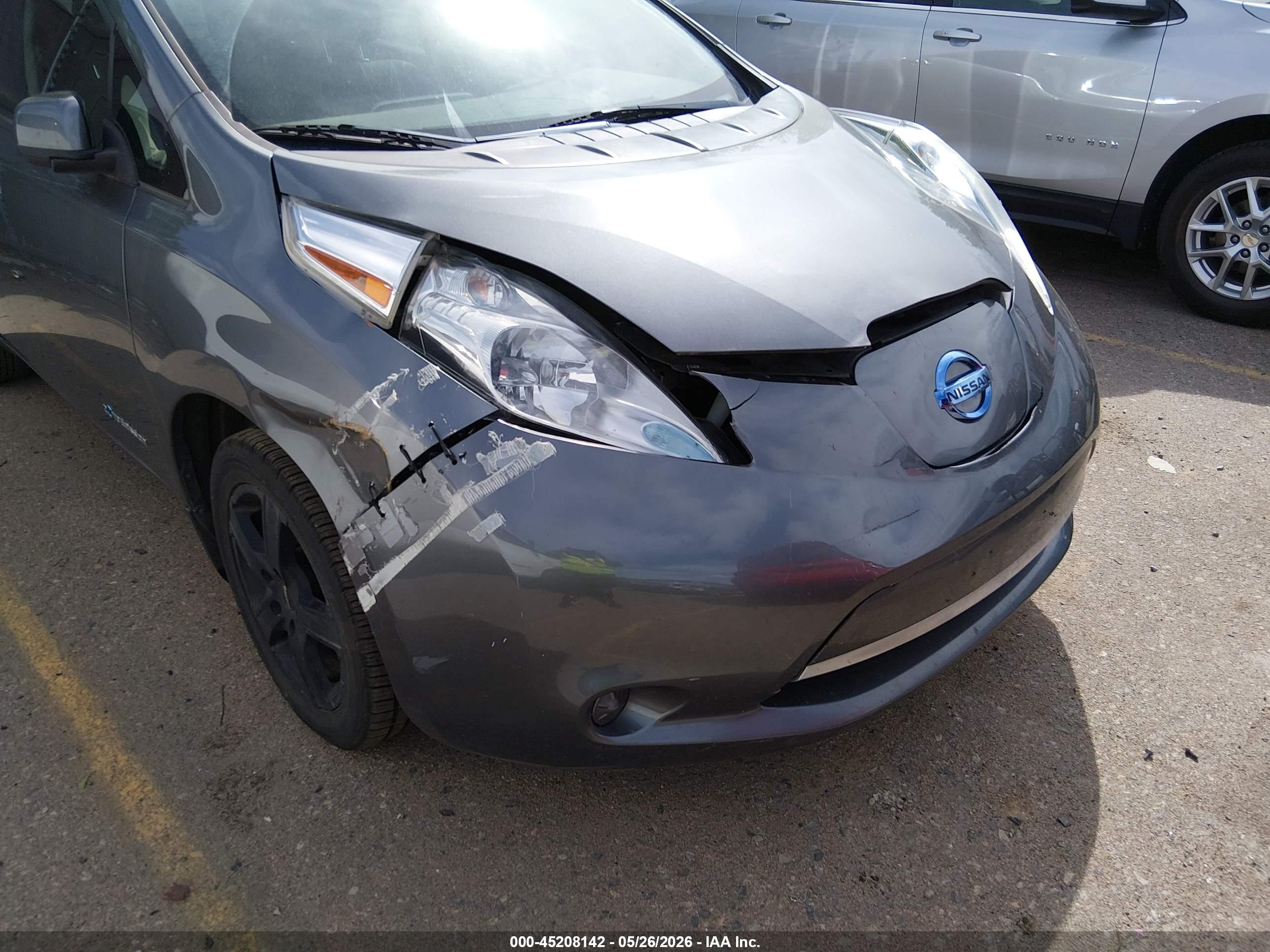 NISSAN LEAF image 6