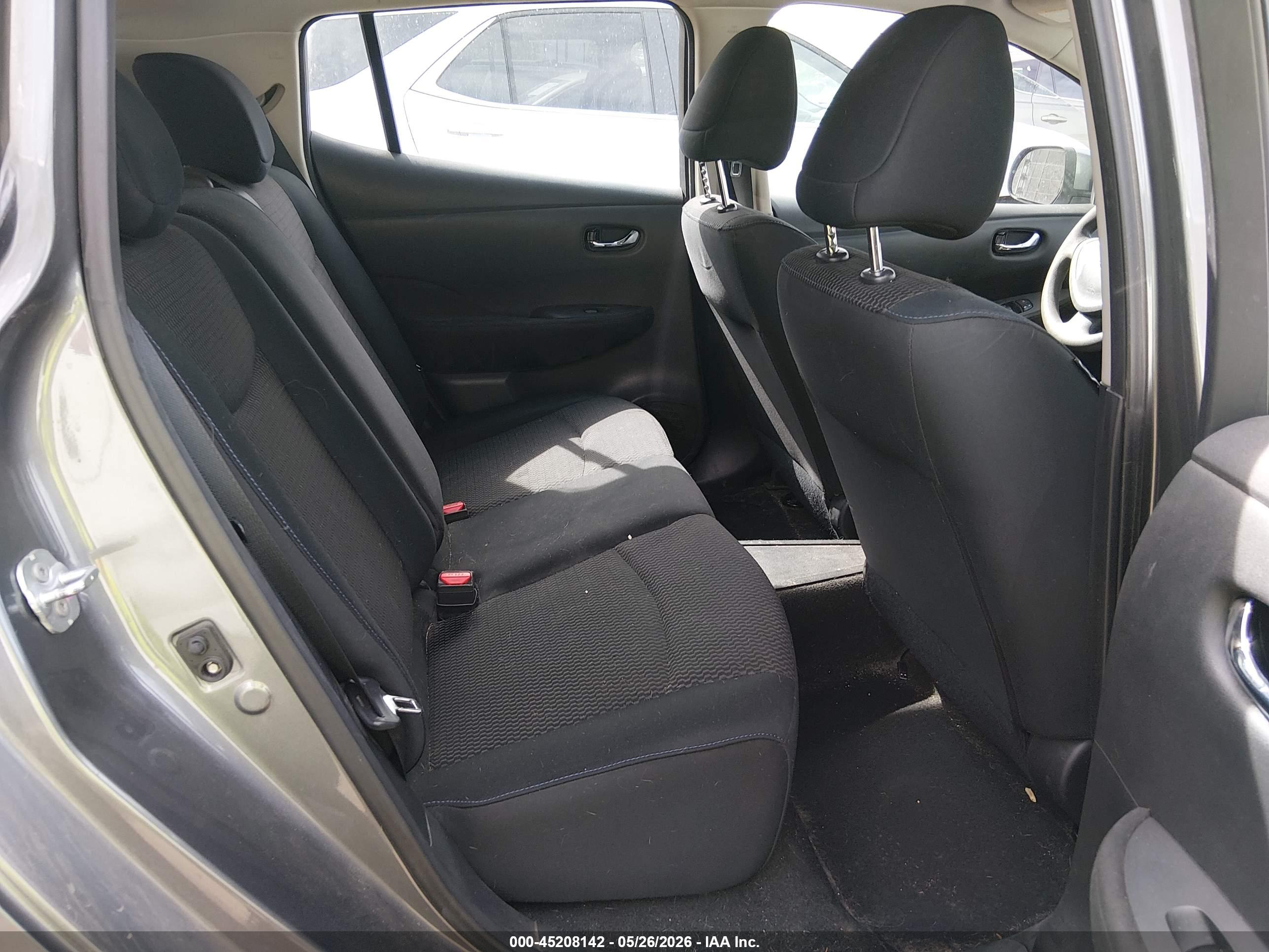 NISSAN LEAF image 8