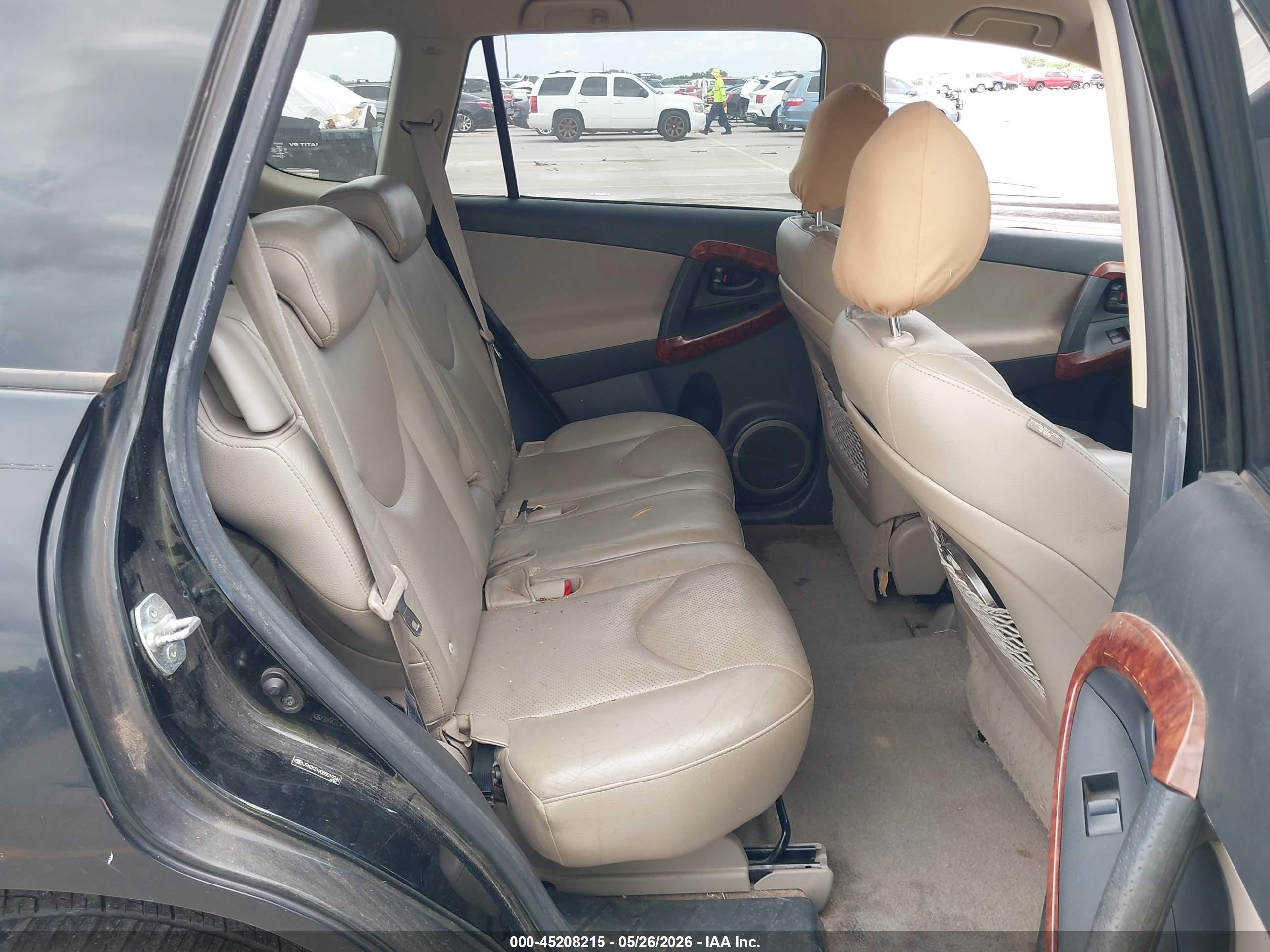 TOYOTA RAV4 image 8