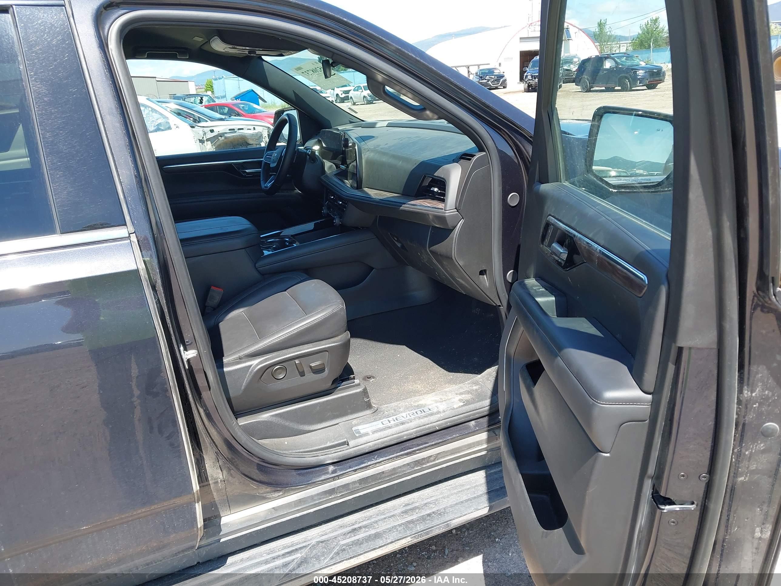 CHEVROLET SUBURBAN image 5