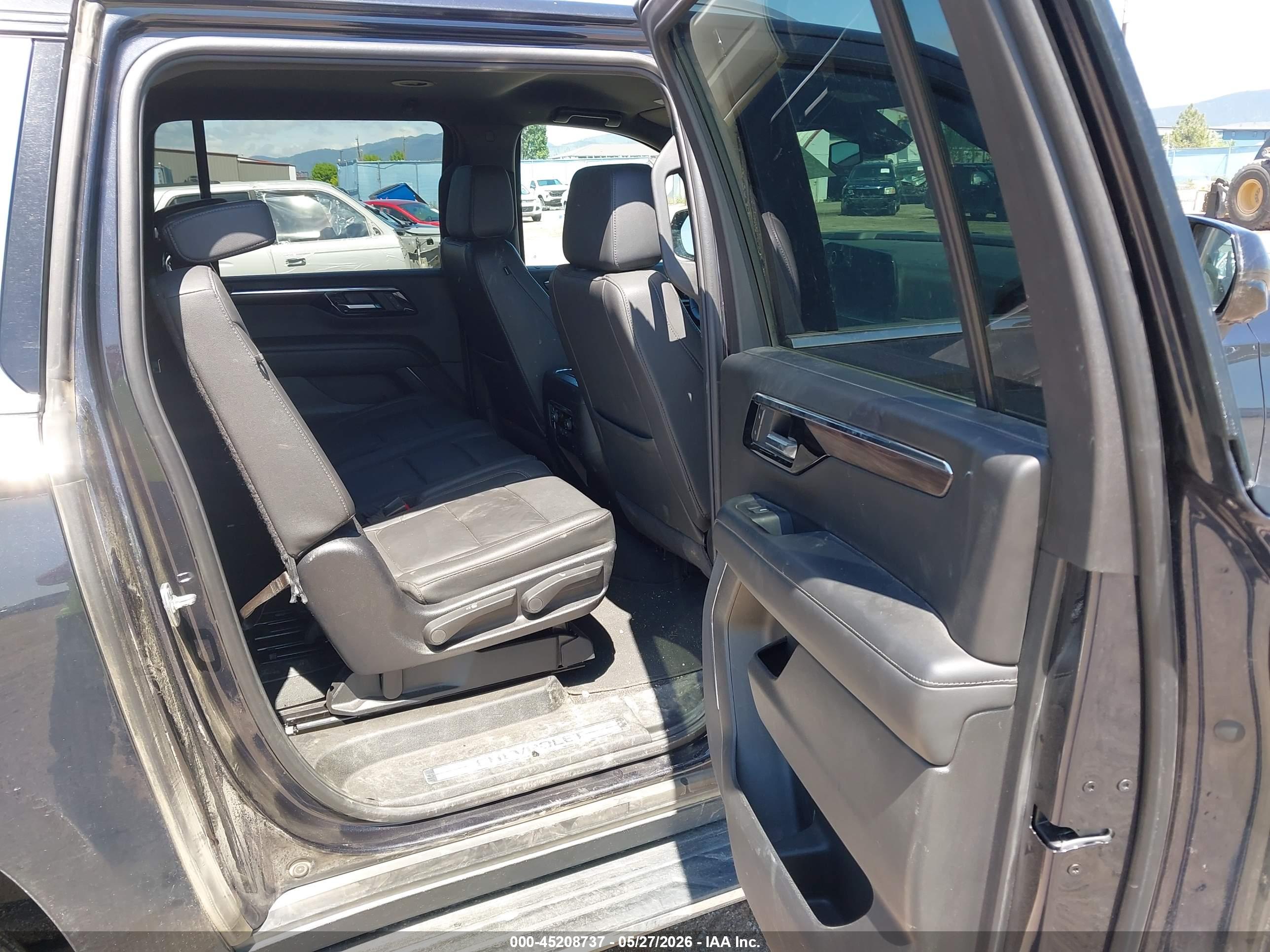 CHEVROLET SUBURBAN image 8