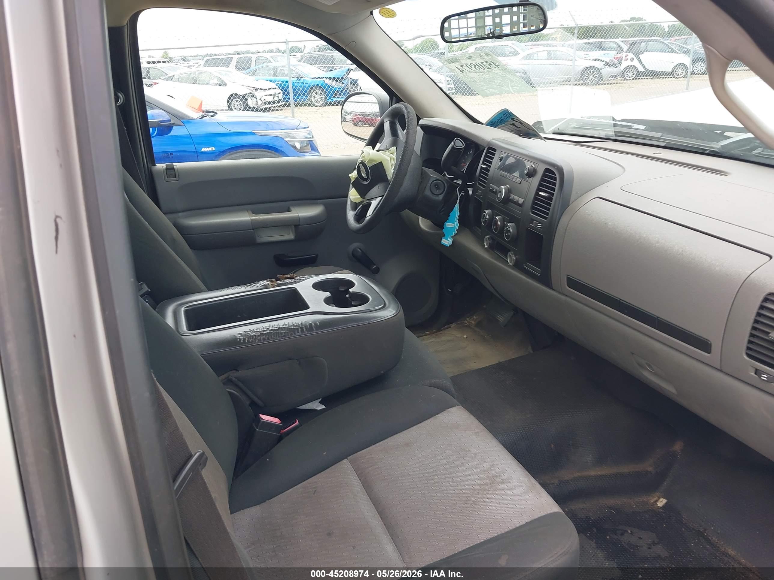 CHEVROLET SILVERADO image 5