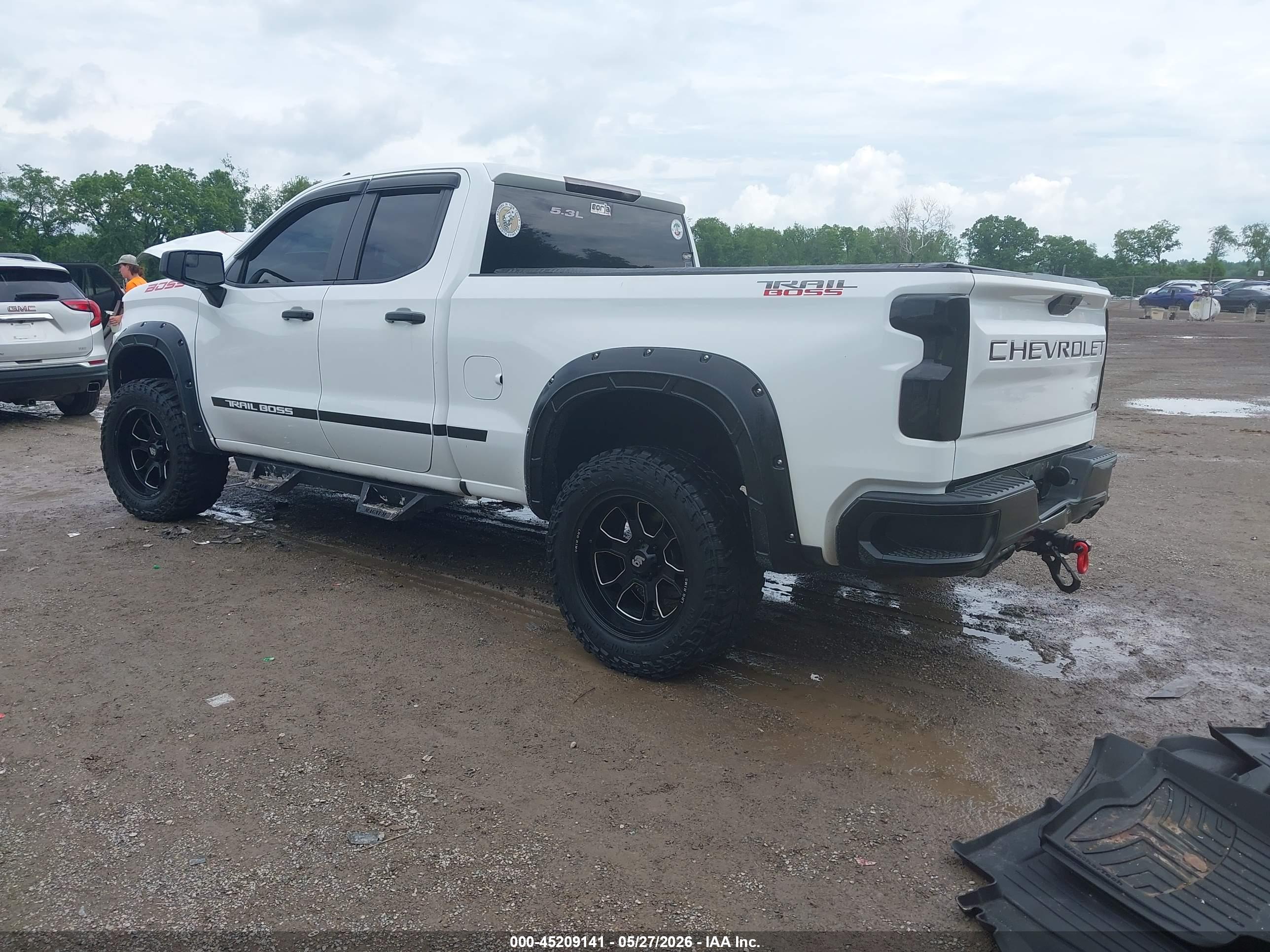 CHEVROLET SILVERADO image 3