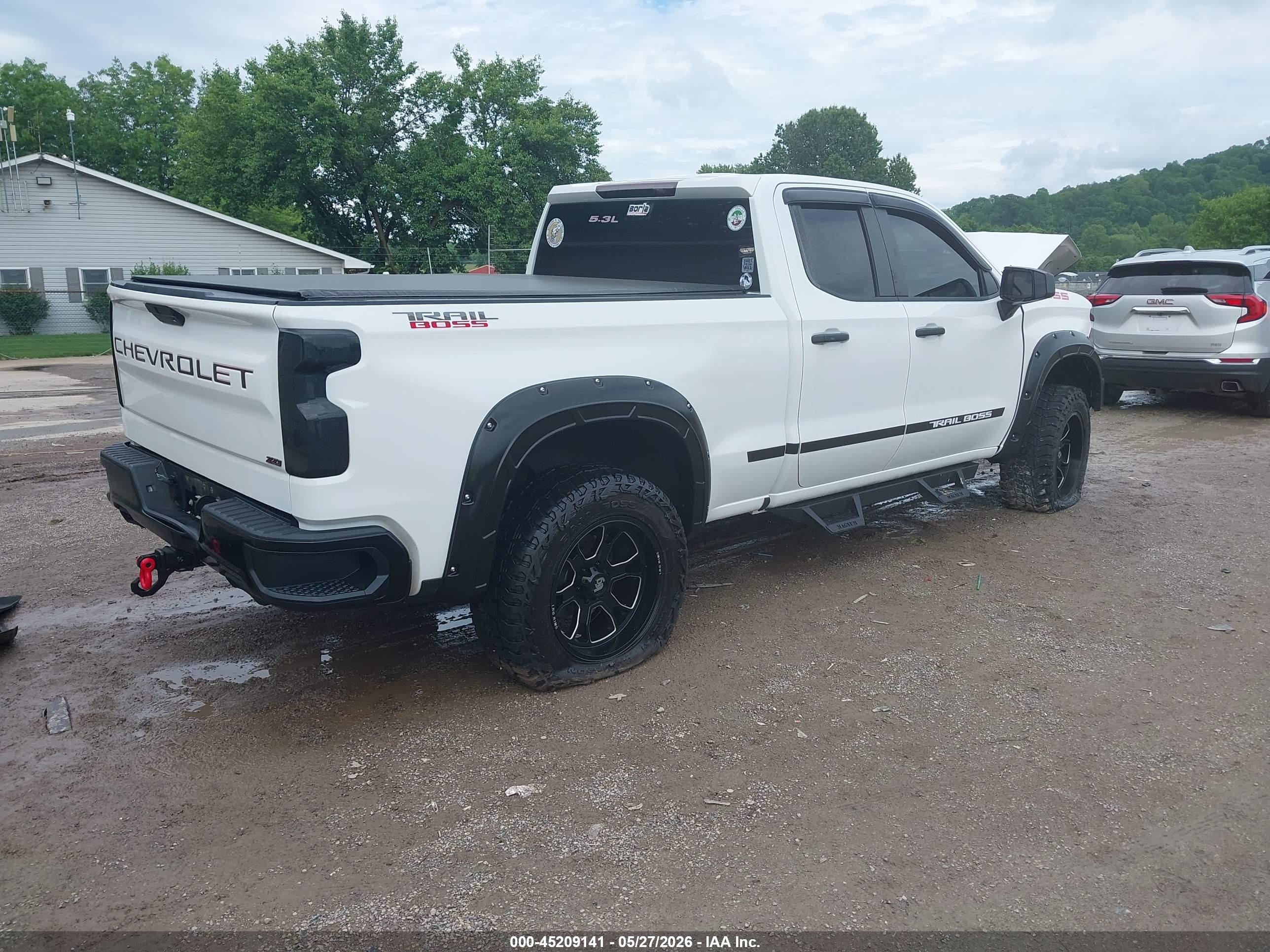 CHEVROLET SILVERADO image 4