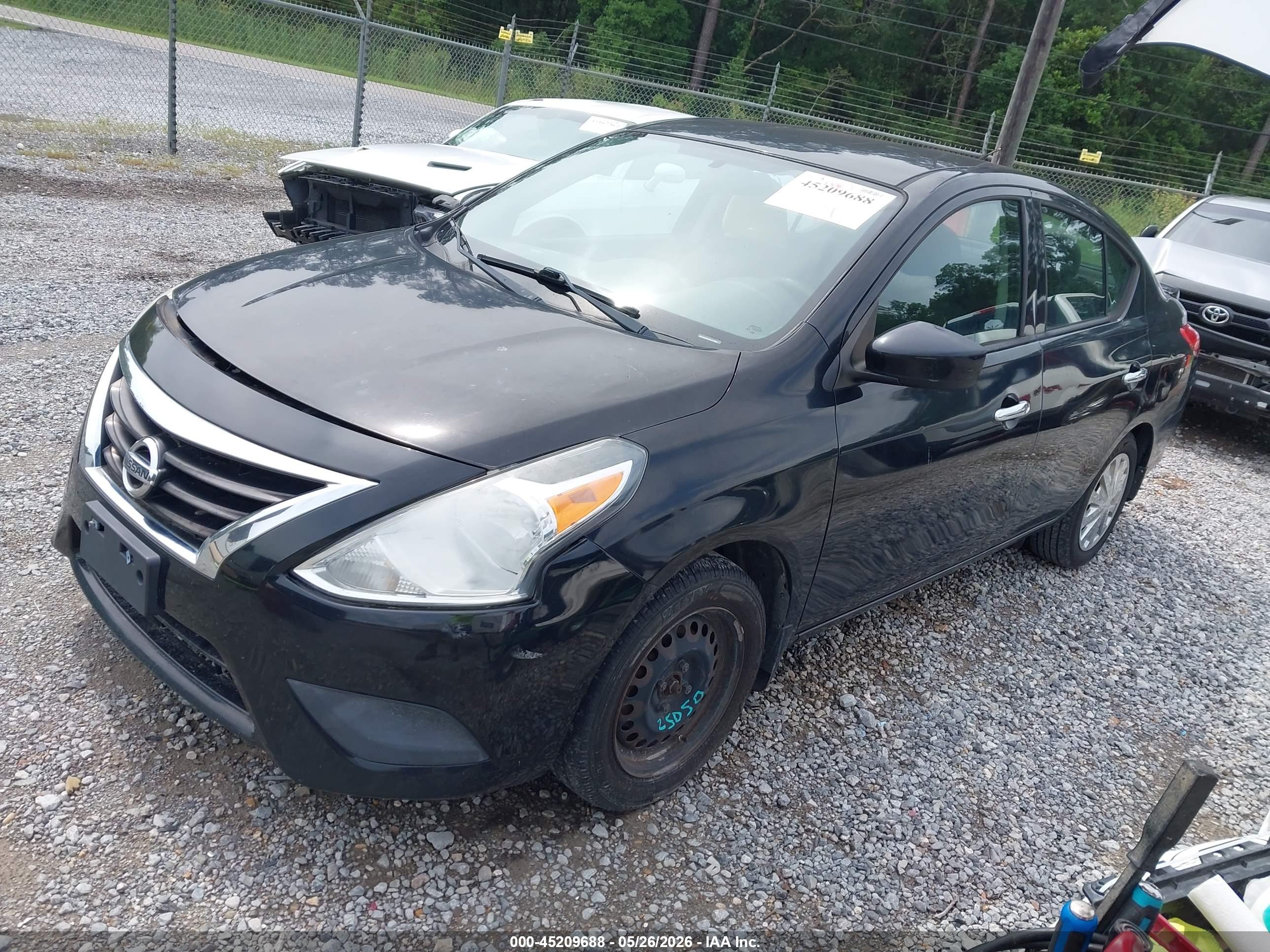 NISSAN VERSA image 2