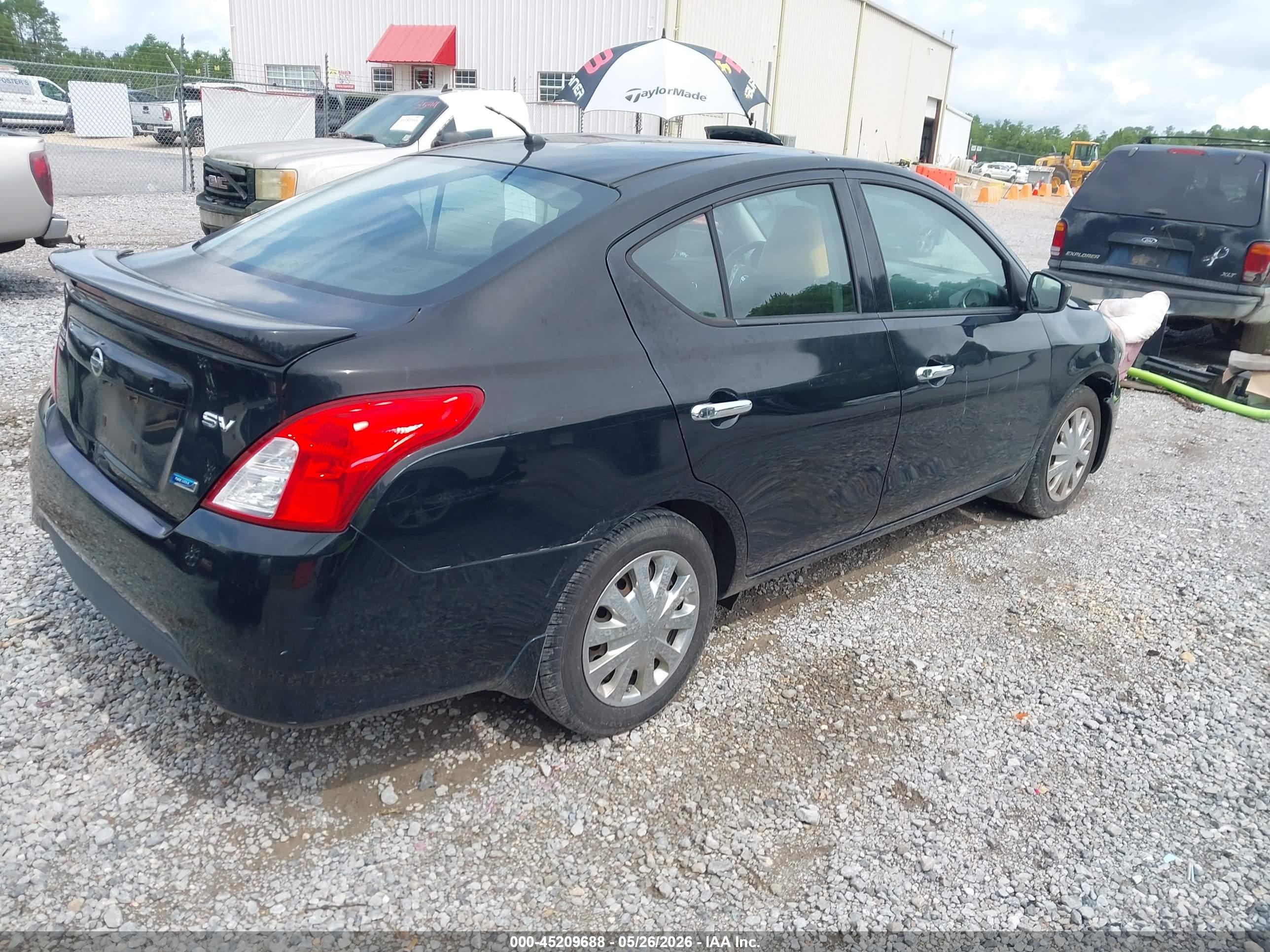 NISSAN VERSA image 4