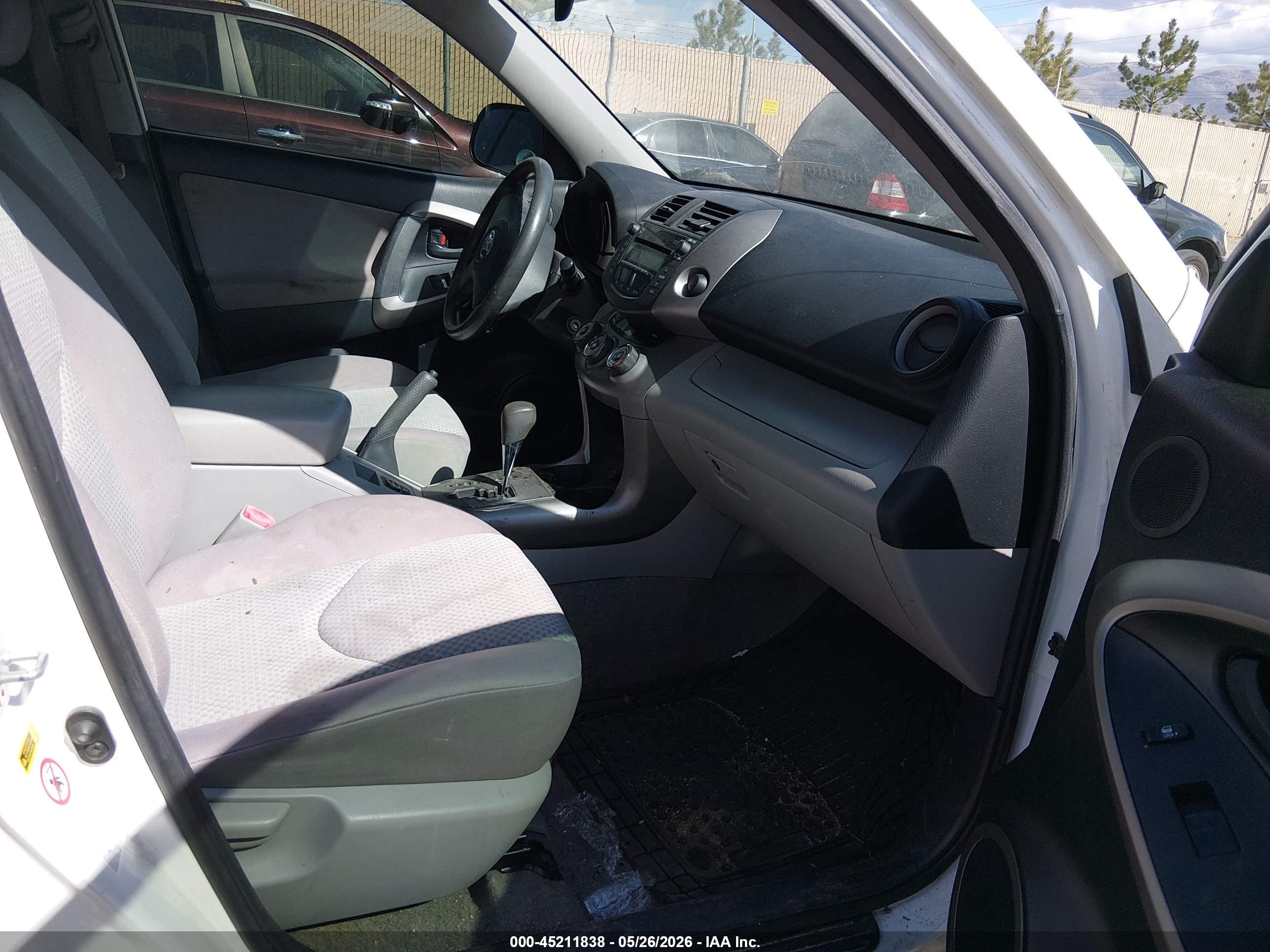 TOYOTA RAV4 image 5