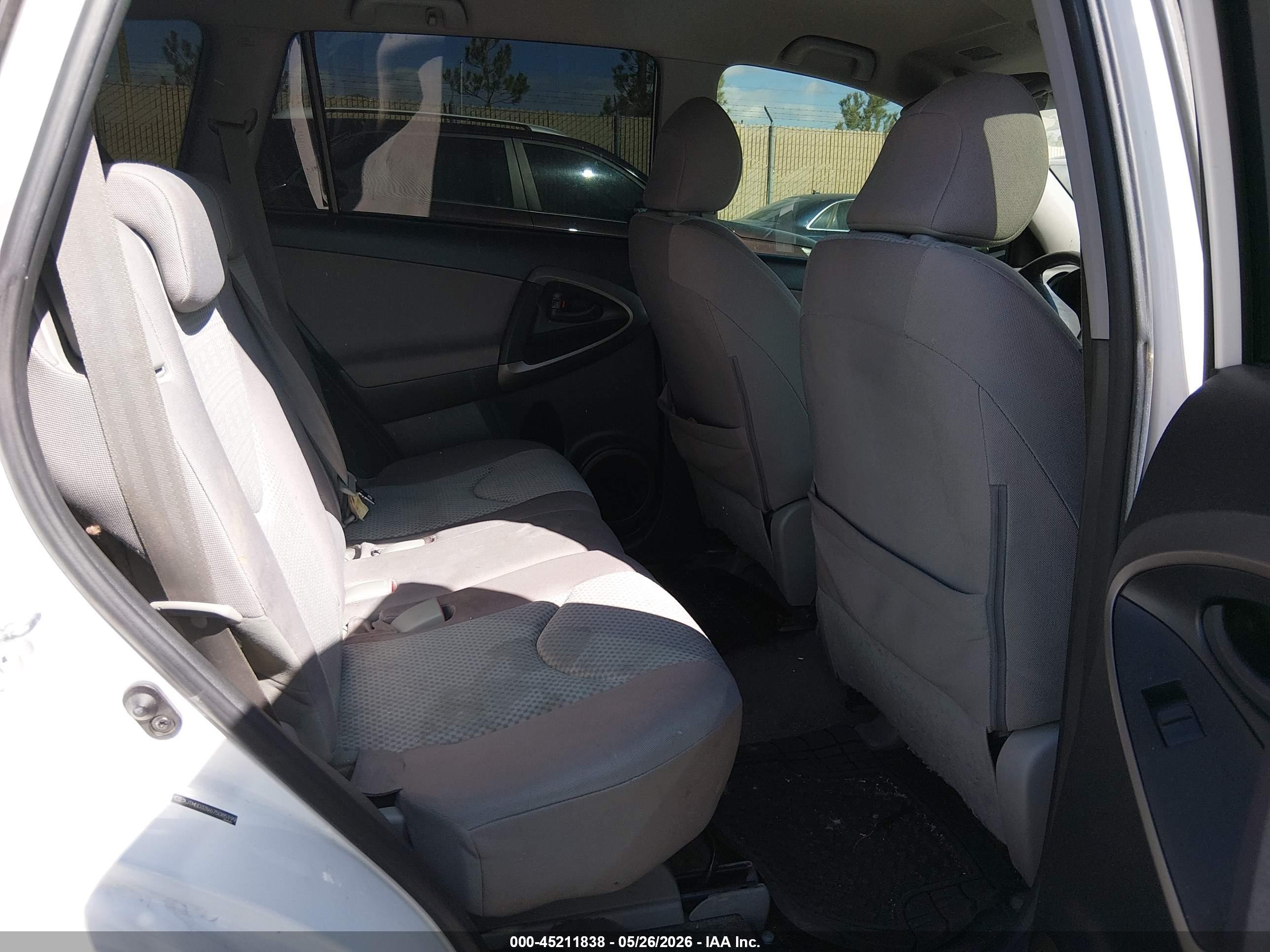 TOYOTA RAV4 image 8