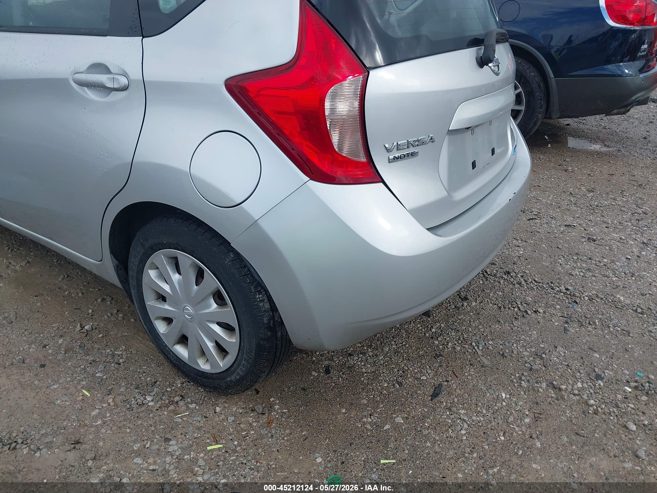 NISSAN VERSA image 6