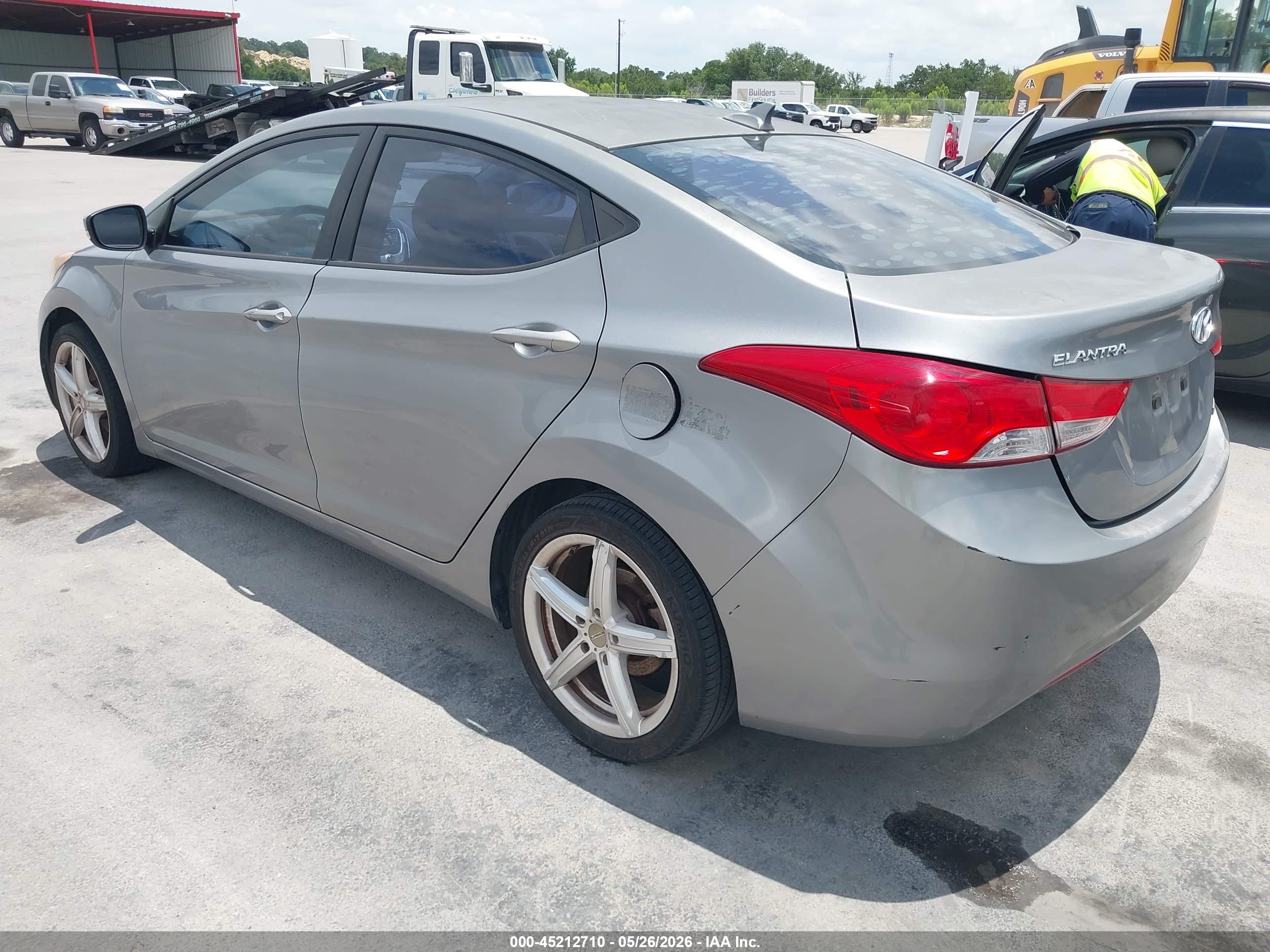 HYUNDAI ELANTRA image 3