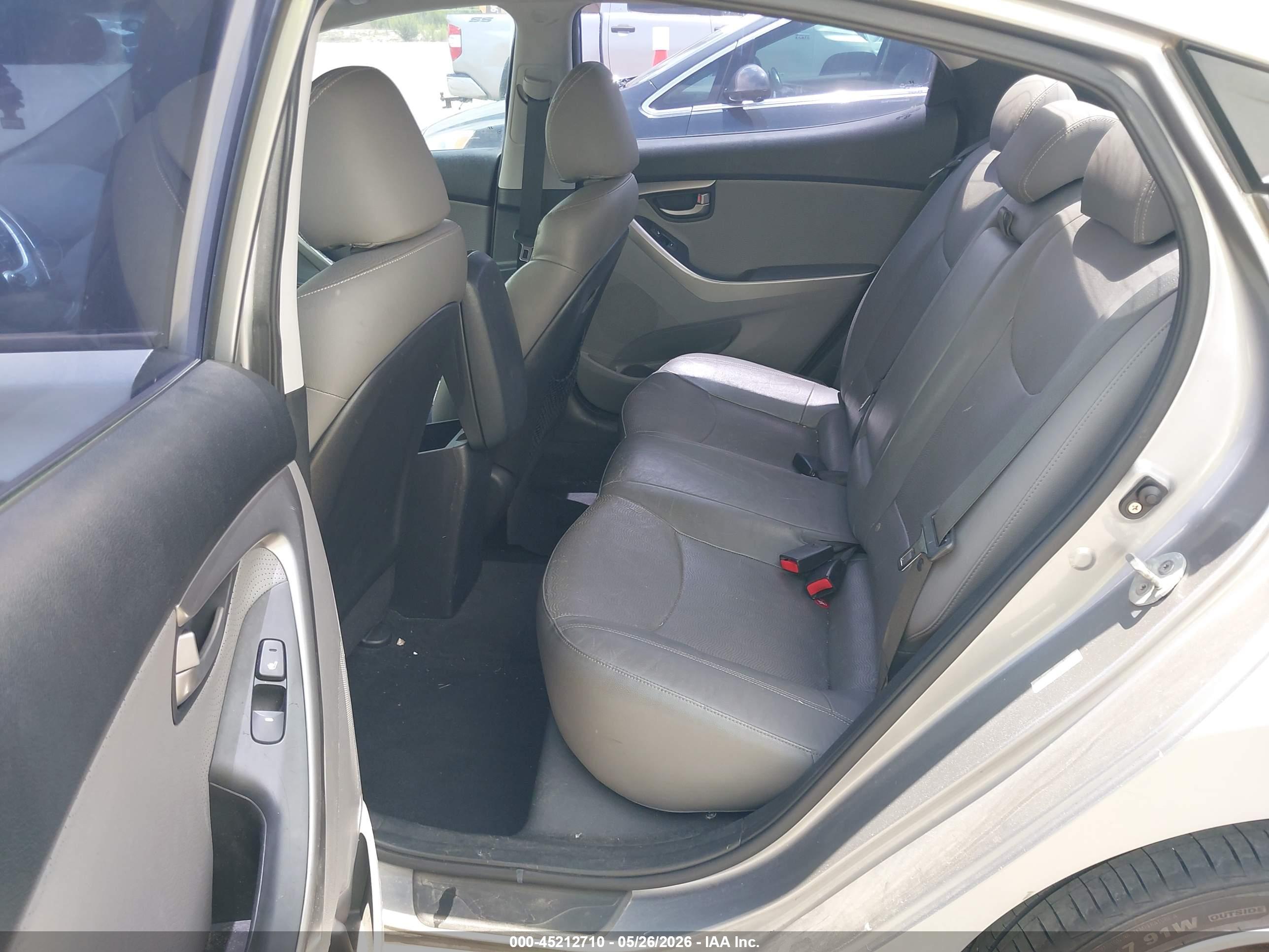 HYUNDAI ELANTRA image 8