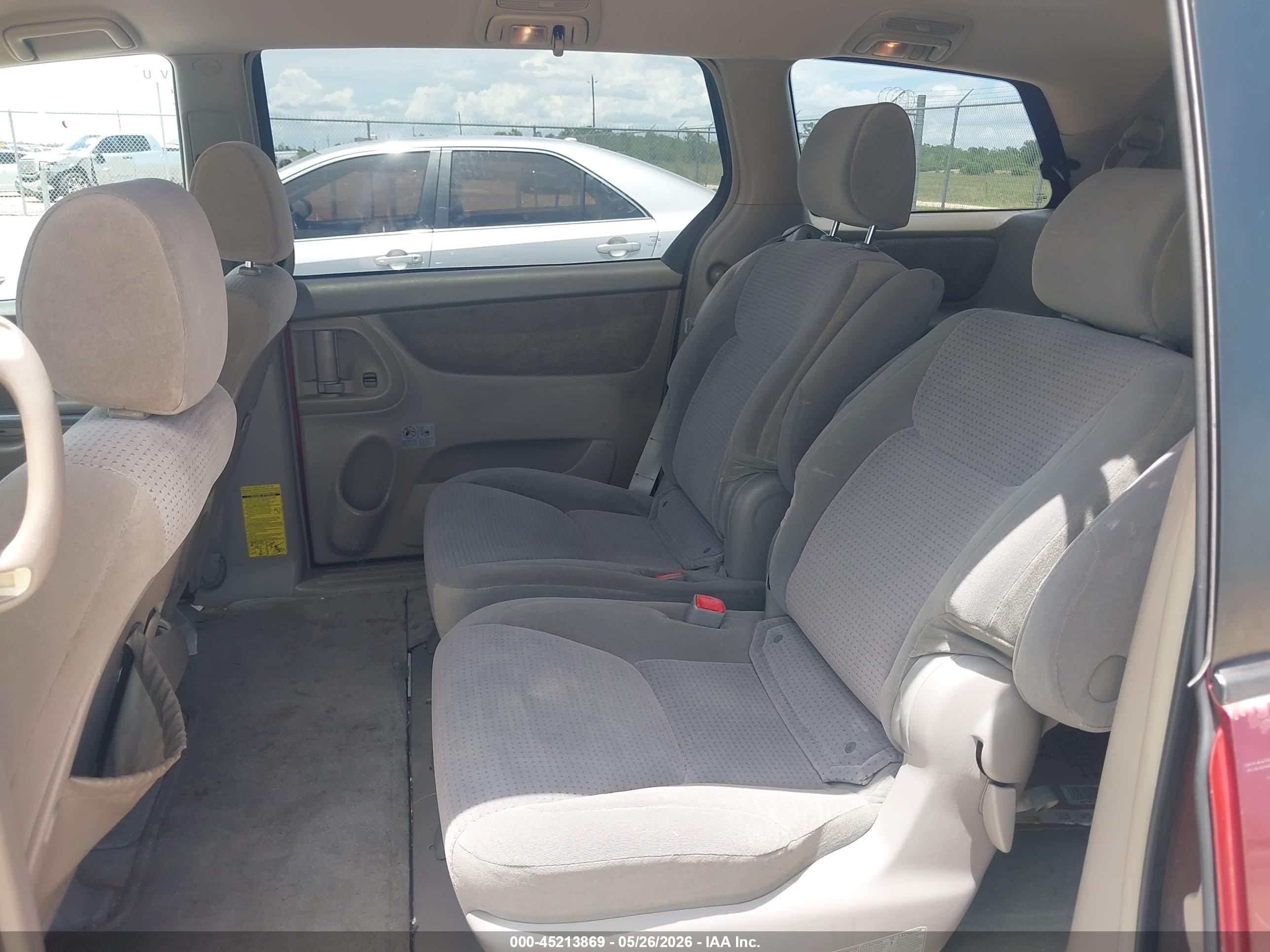 TOYOTA SIENNA image 8