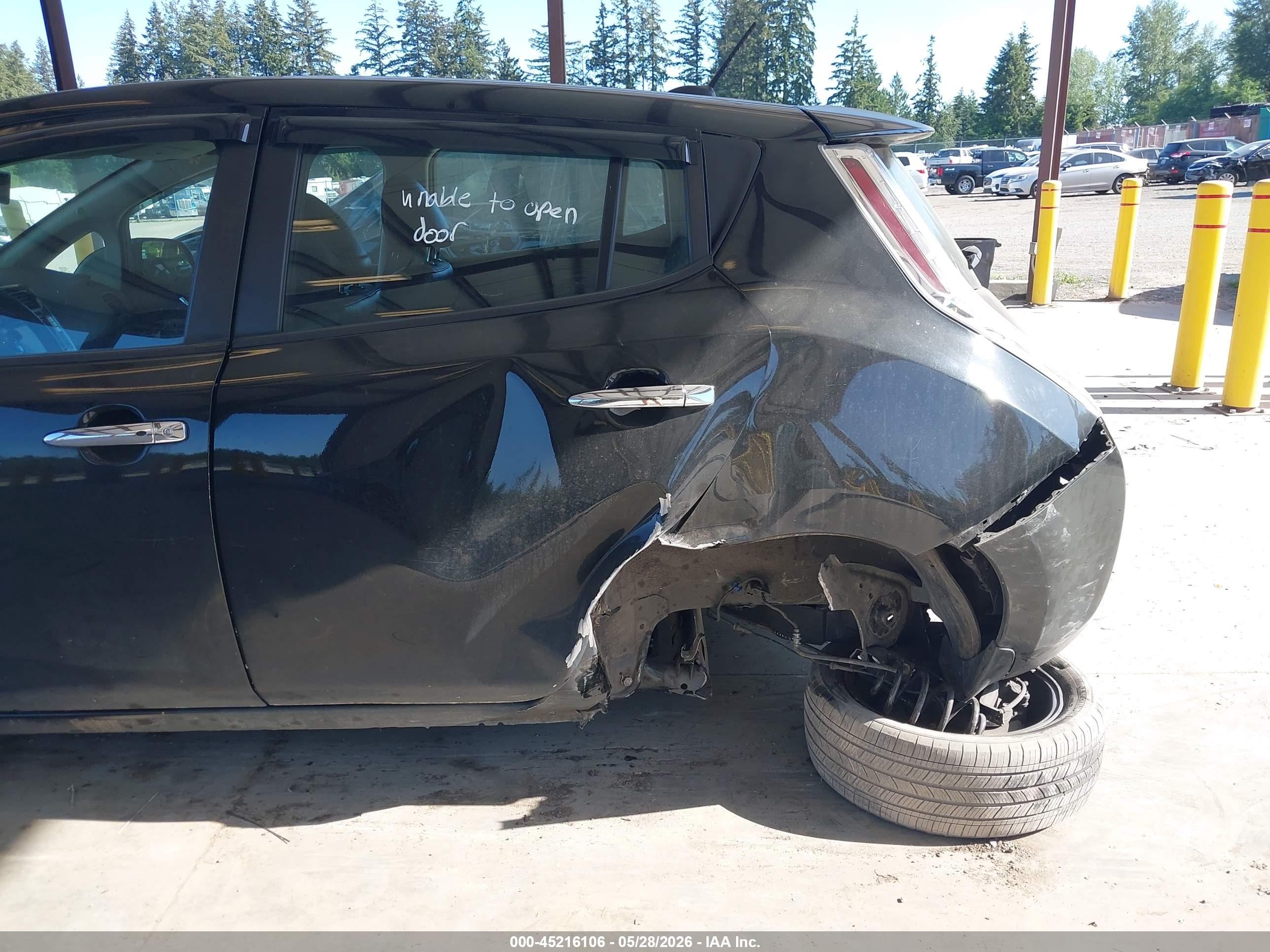 NISSAN LEAF image 6