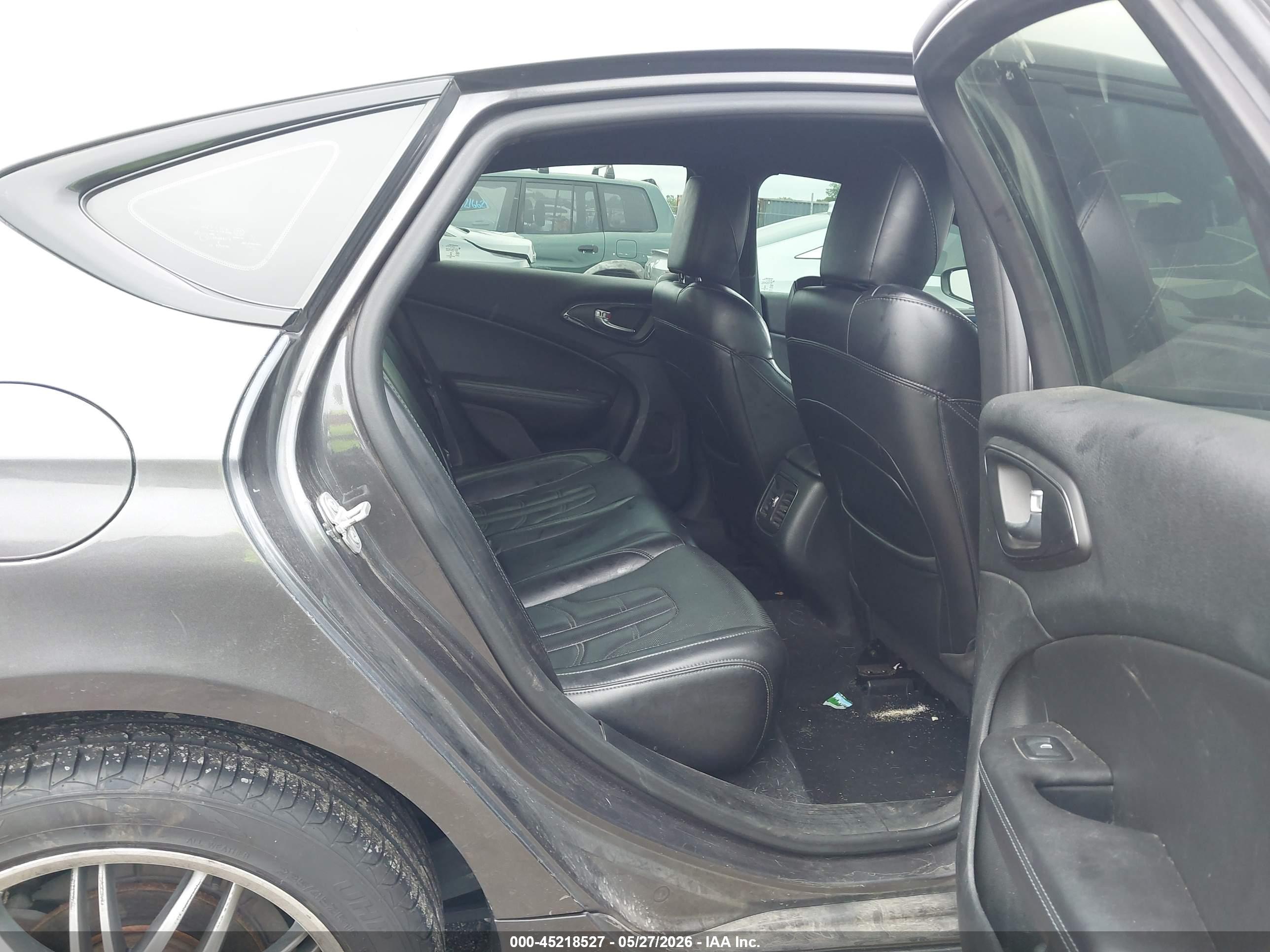 CHRYSLER 200 image 8