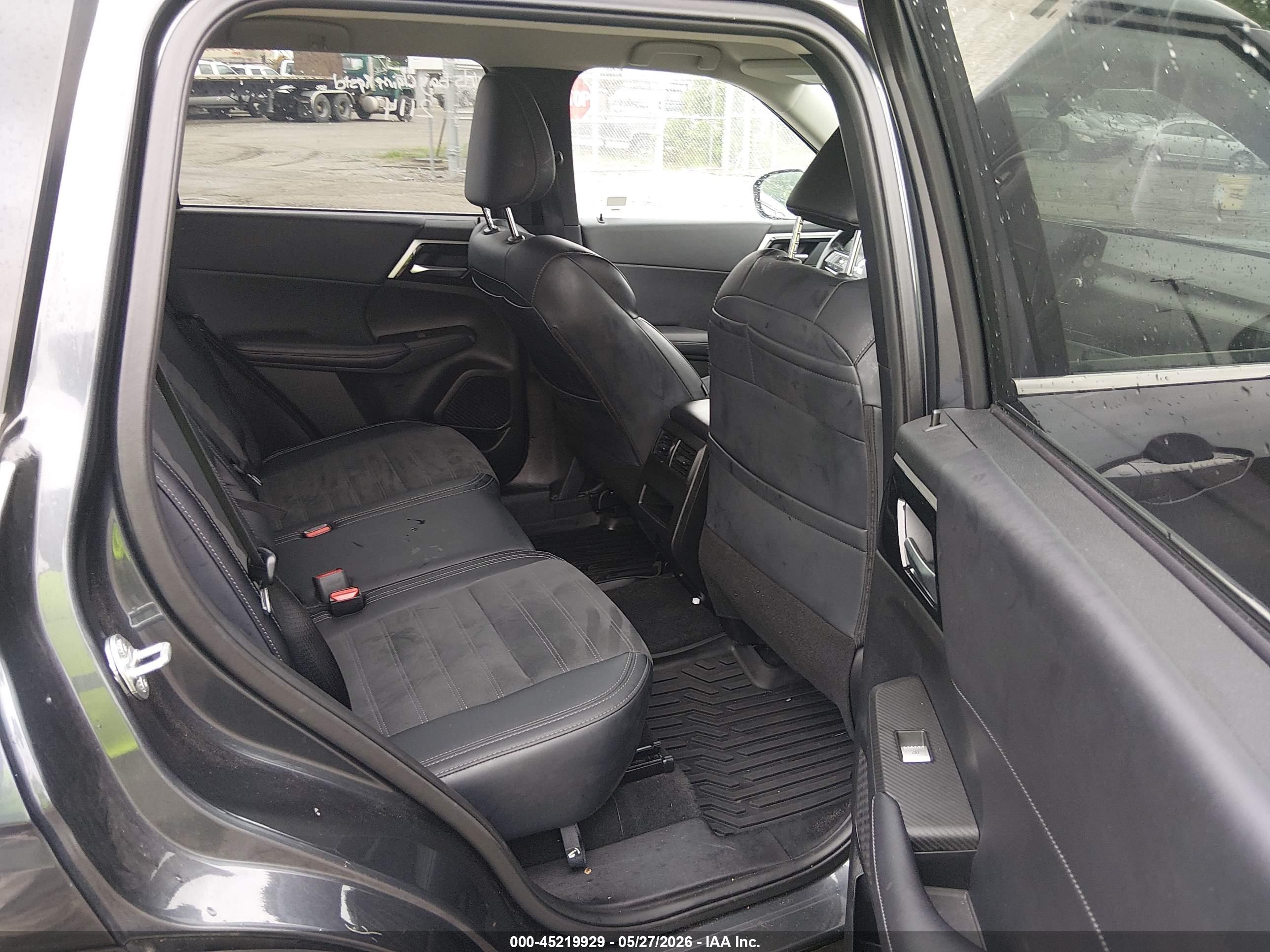 MITSUBISHI OUTLANDER image 8
