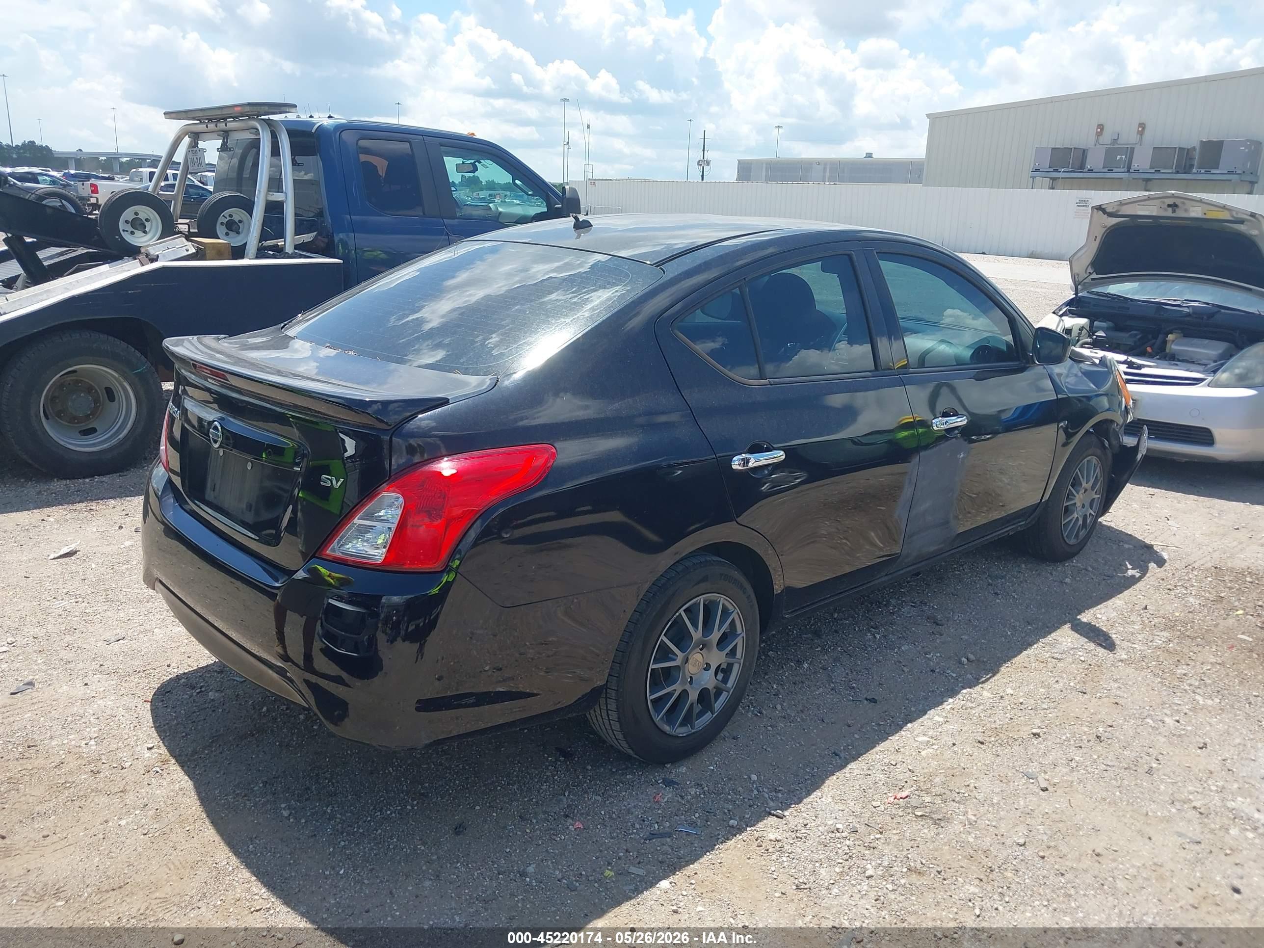NISSAN VERSA image 4