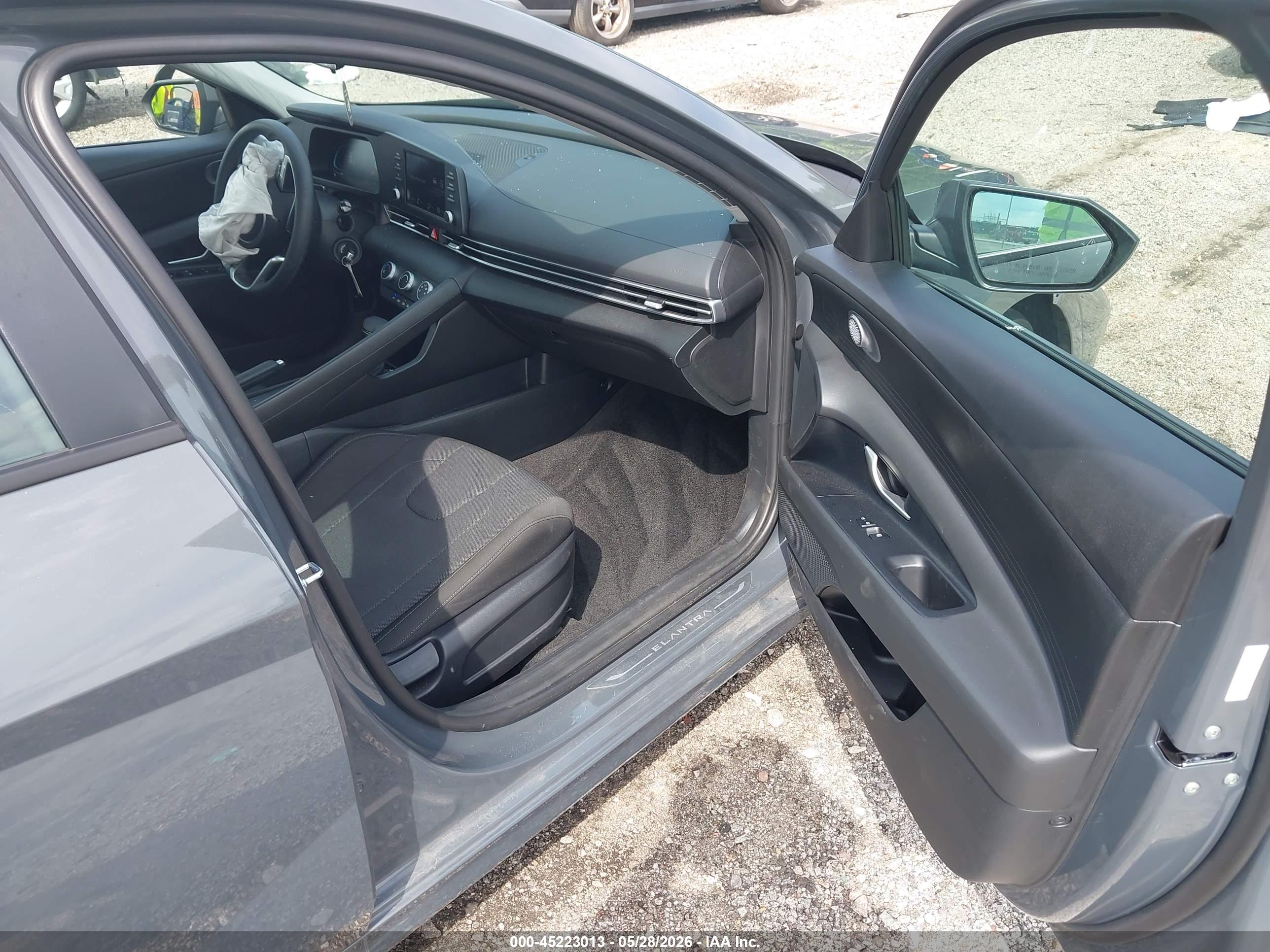 HYUNDAI ELANTRA image 5