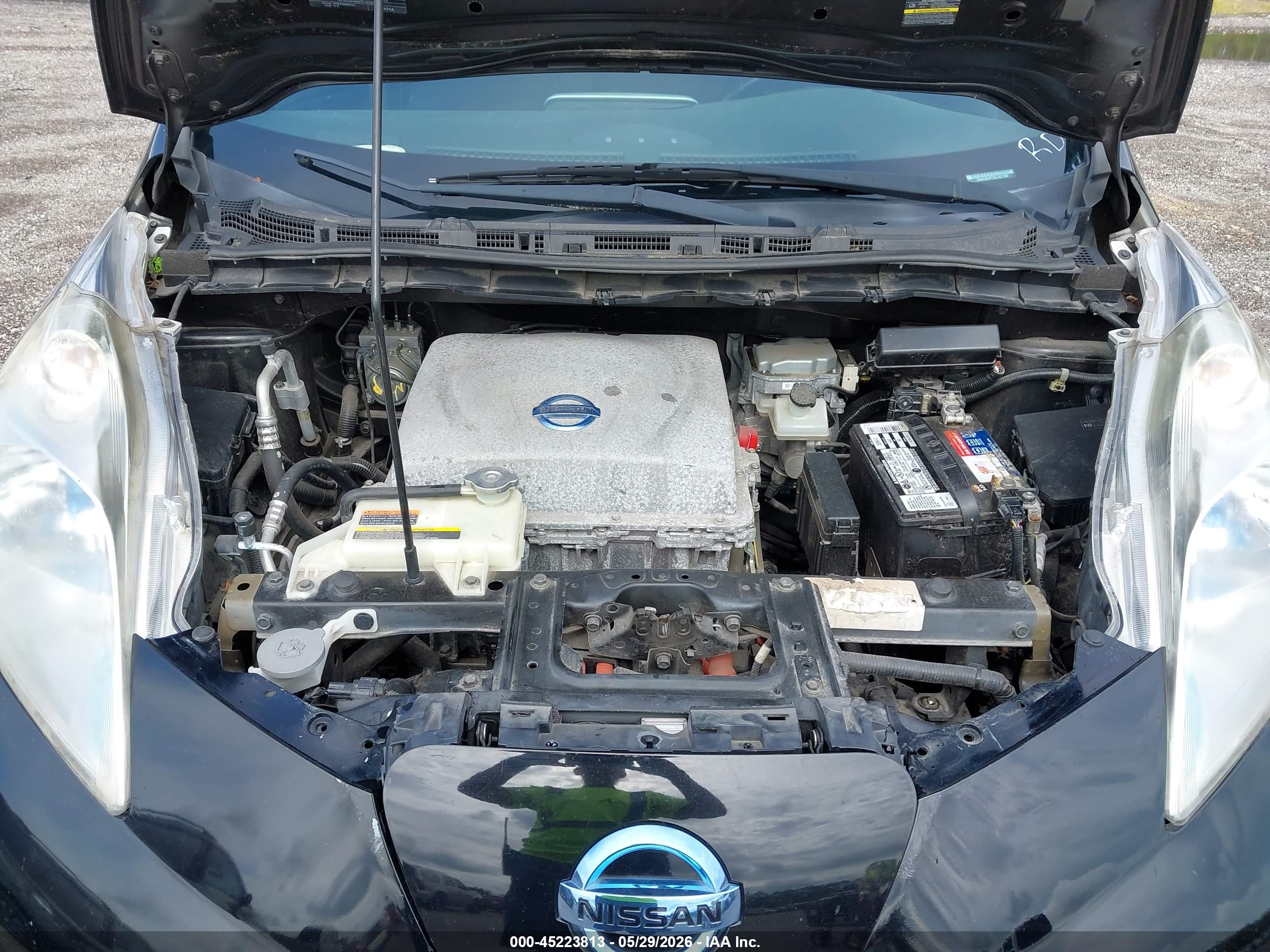 NISSAN LEAF image 10
