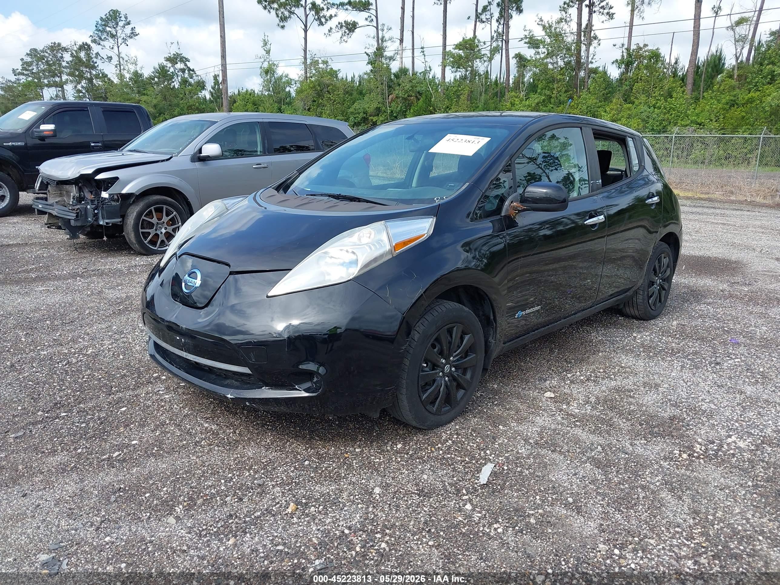 NISSAN LEAF image 2