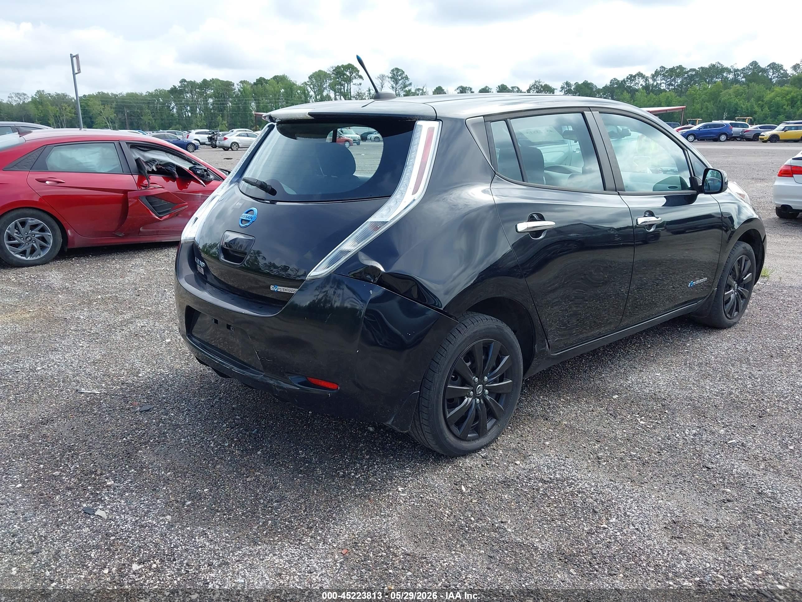 NISSAN LEAF image 4