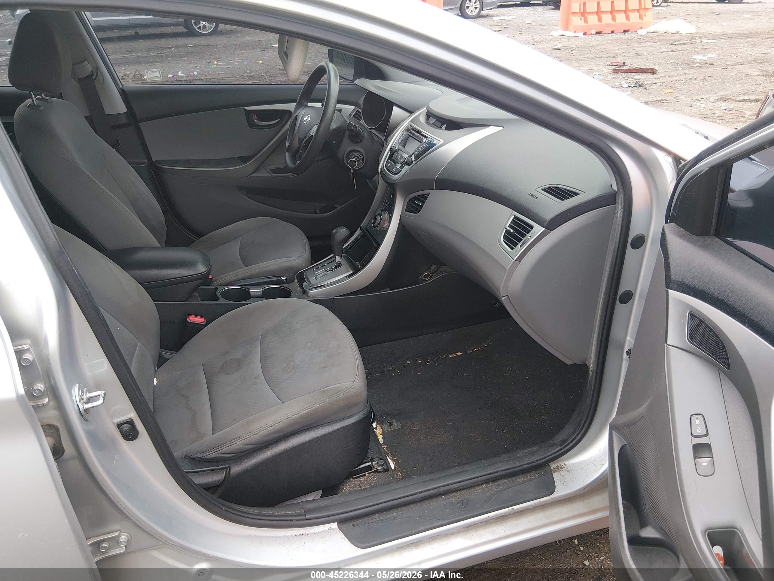 HYUNDAI ELANTRA image 5