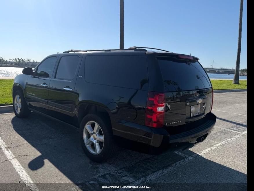 CHEVROLET SUBURBAN image 3