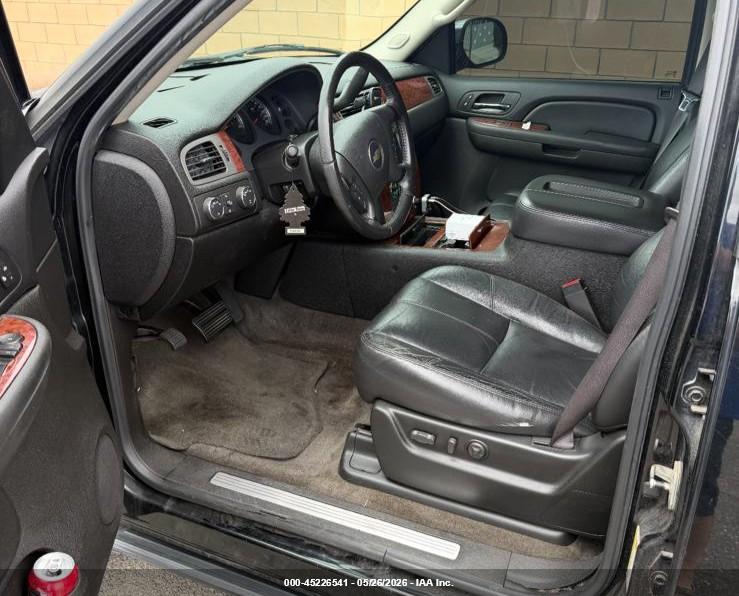 CHEVROLET SUBURBAN image 5