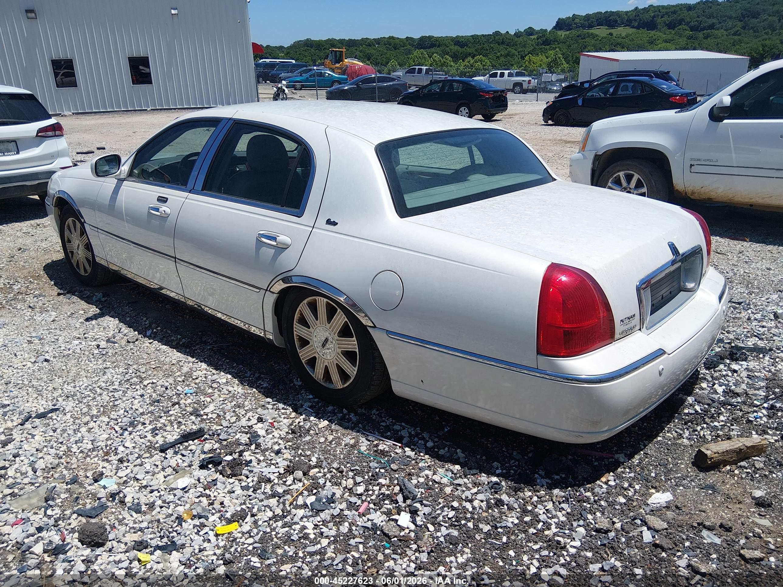LINCOLN TOWN image 3